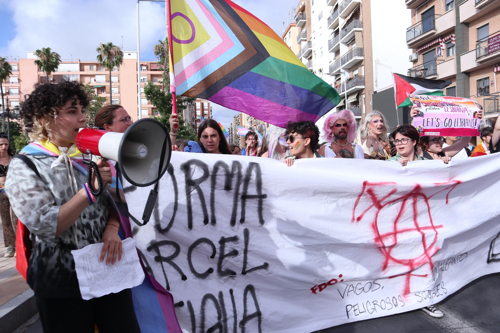 Las mejores imágenes de la manifestacióndel del Orgullo LGTBI en Huelva
