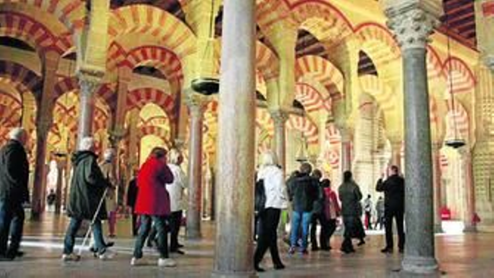 Un grupo de turistas visitan el interior de la Mezquita-Catedral.
