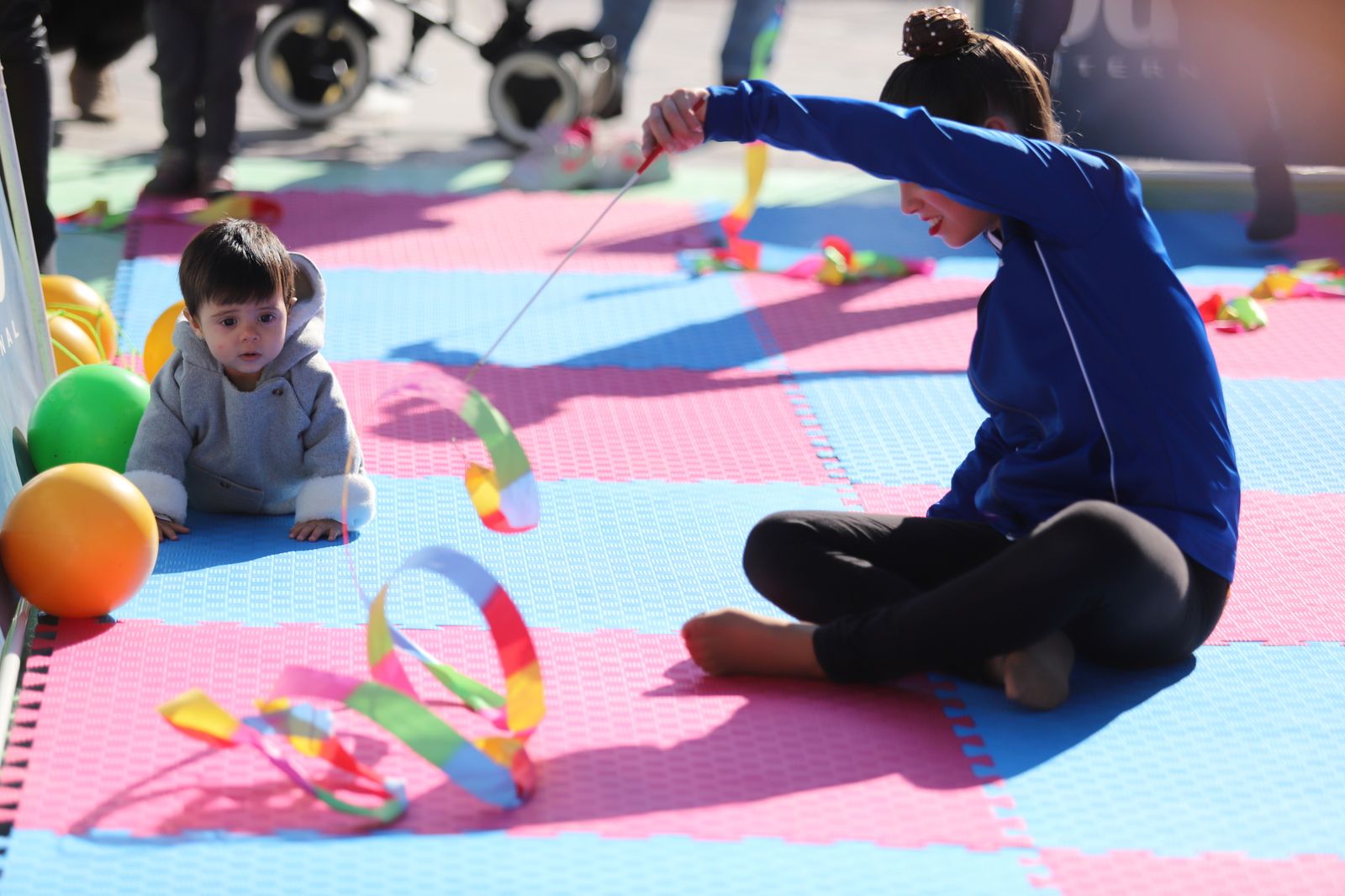 Imágenes  del Tour Universo Mujer  en la Plaza de  Las Monjas de Huelva
