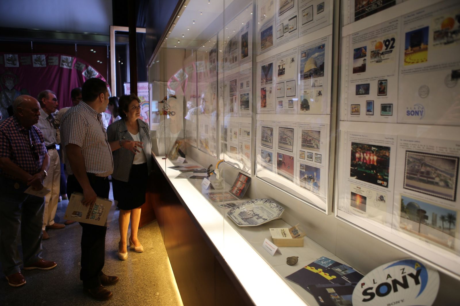 Uno de los expositores instalados con los sellos colgados.