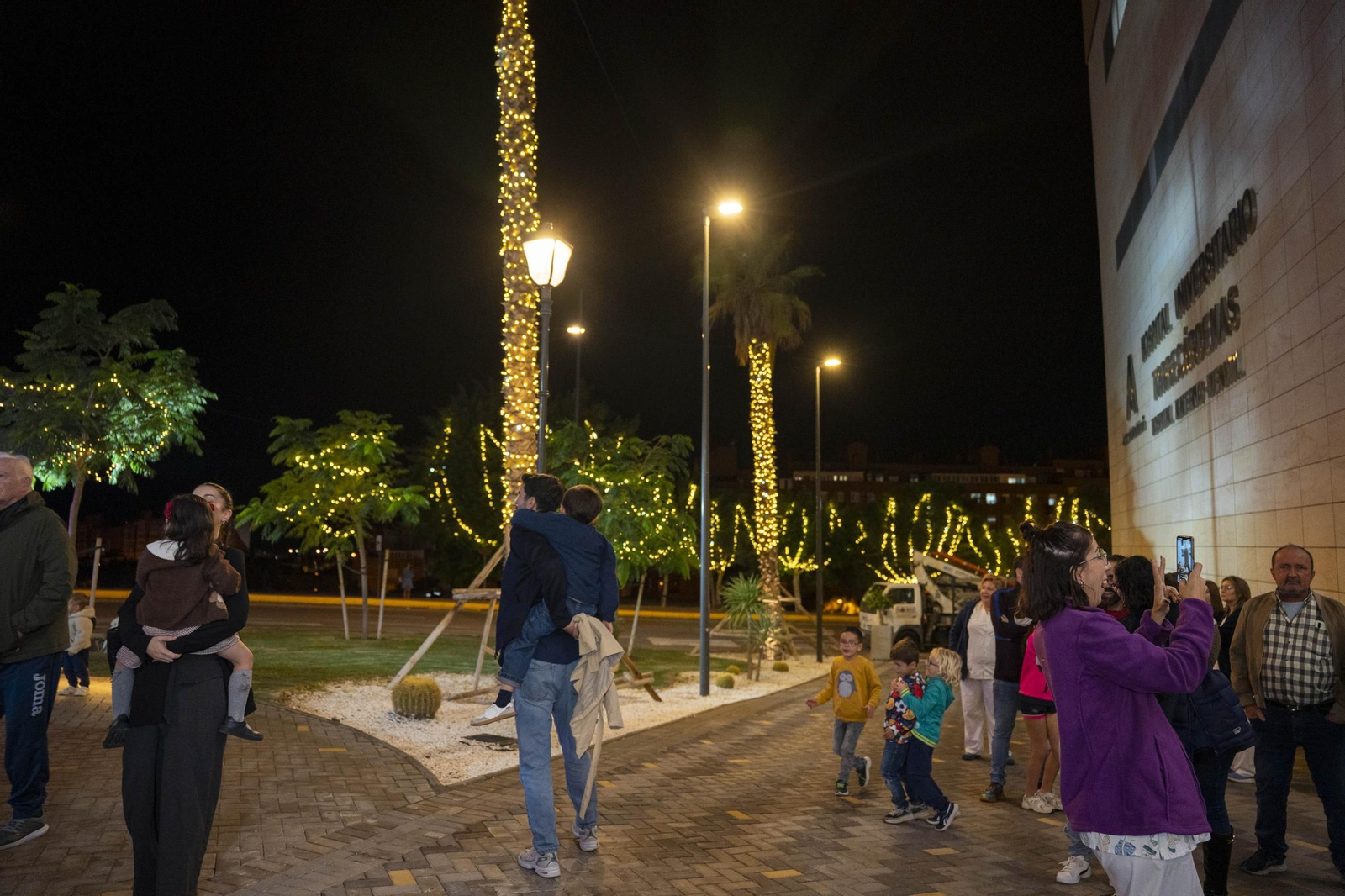 El encendido del alumbrado navideño del Hospital Universitario Torrecárdenas, en imágenes