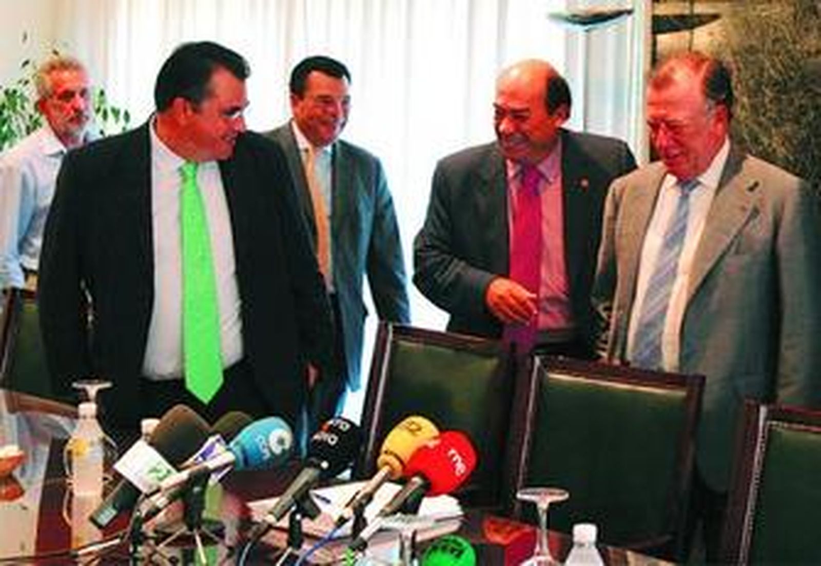 Pedro Bores, a la derecha, junto a Rafael Barra, José Luis Tejada y Enrique Moresco, ayer en Cádiz.