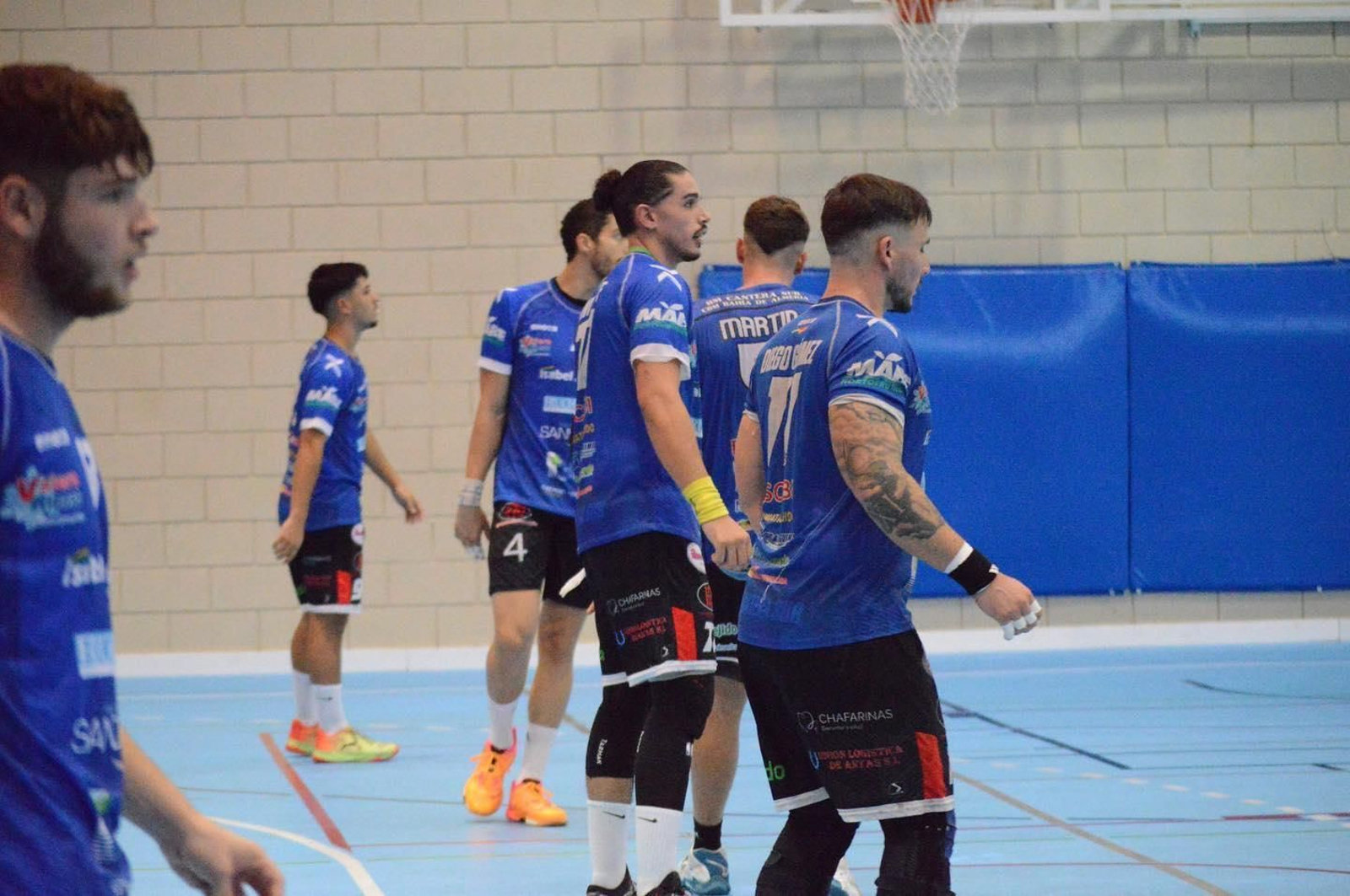 Varios jugadores del conjunto canterano-sureño sobre la pista durante un anterior encuentro de la temporada de los ejidenses.