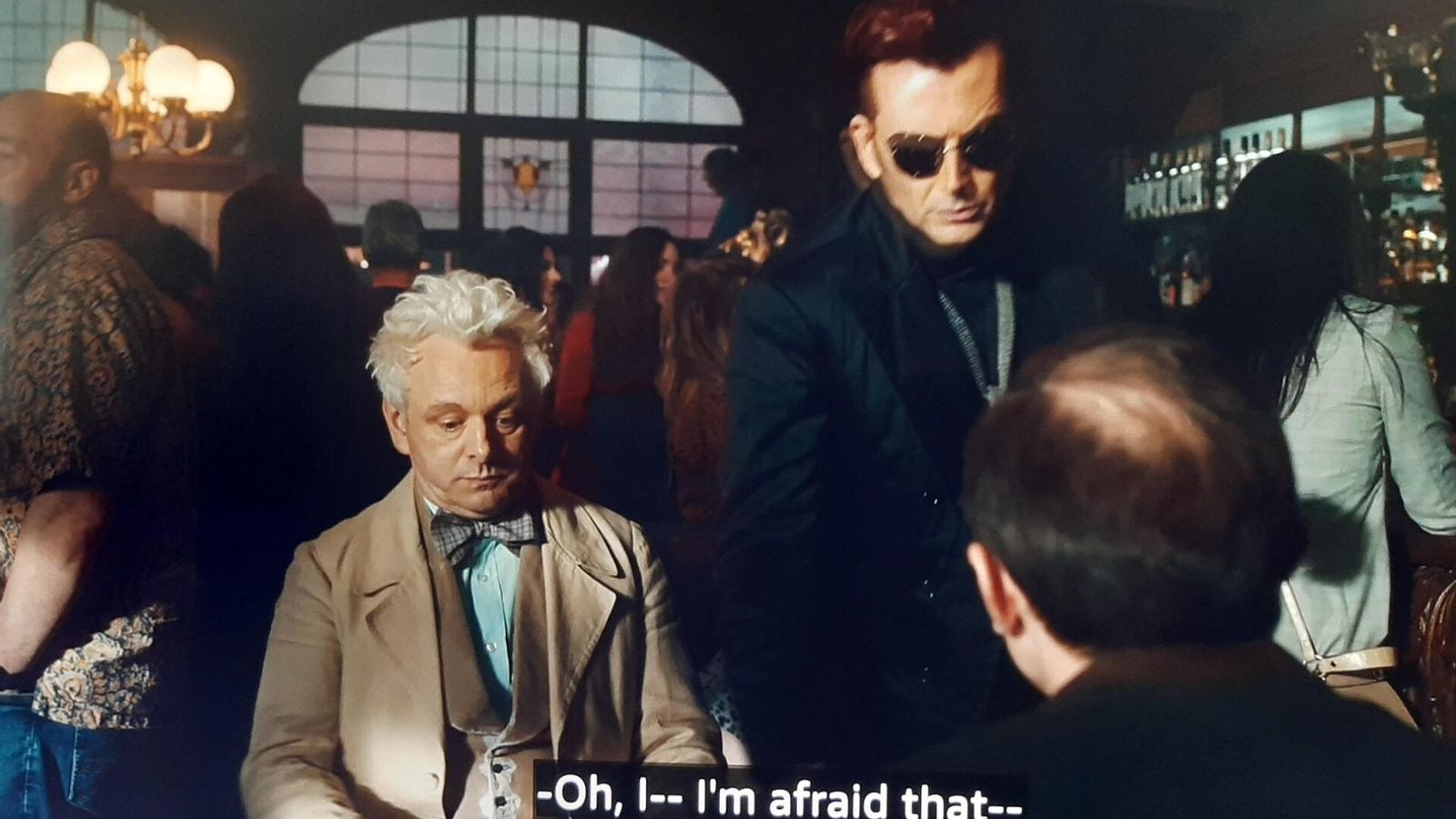 El ángel bueno y el jerez en 'Good Omens', de 2019.