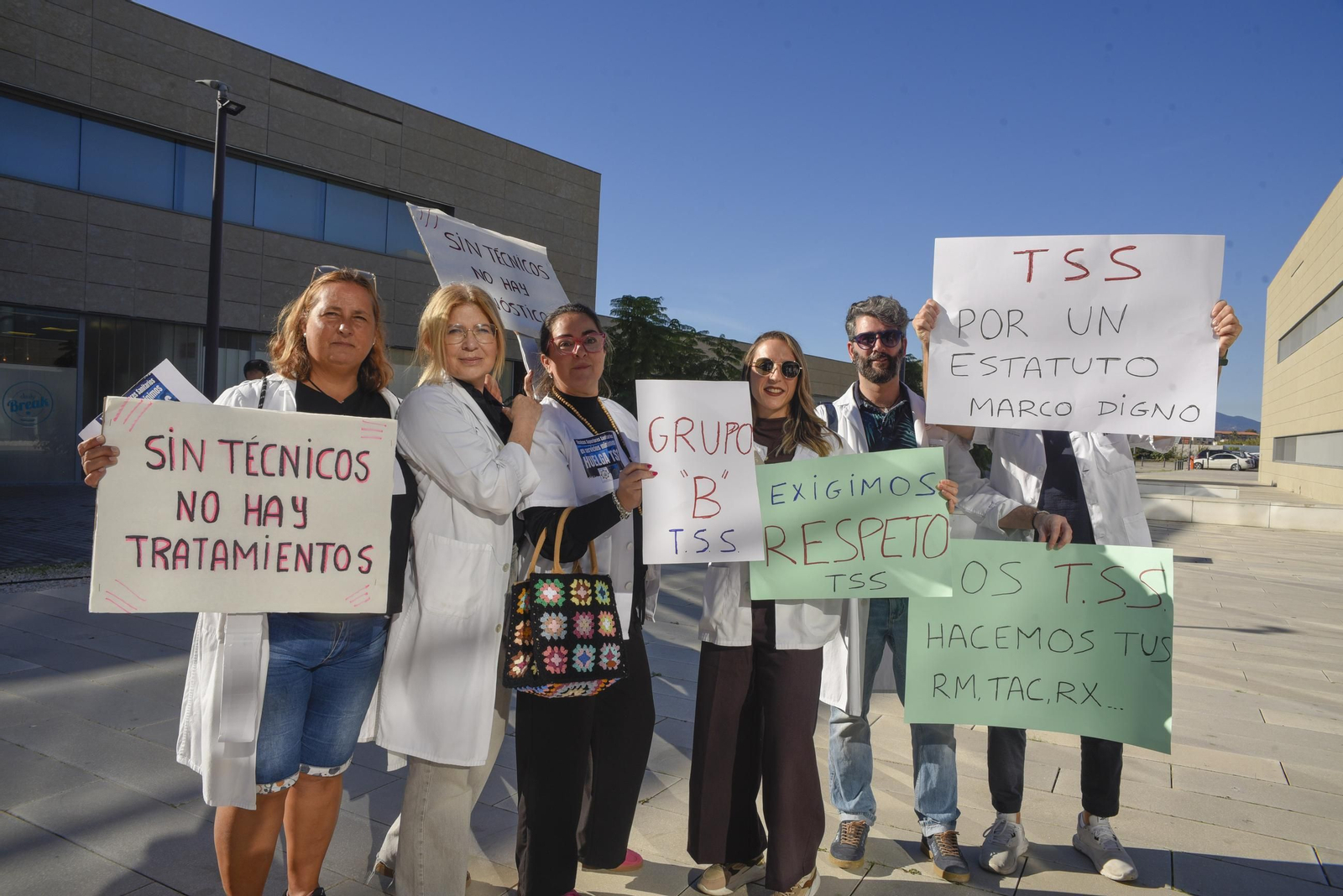 Las fotos de la concentración de los Técnicos Superiores Sanitarios en el Hospital de La Línea