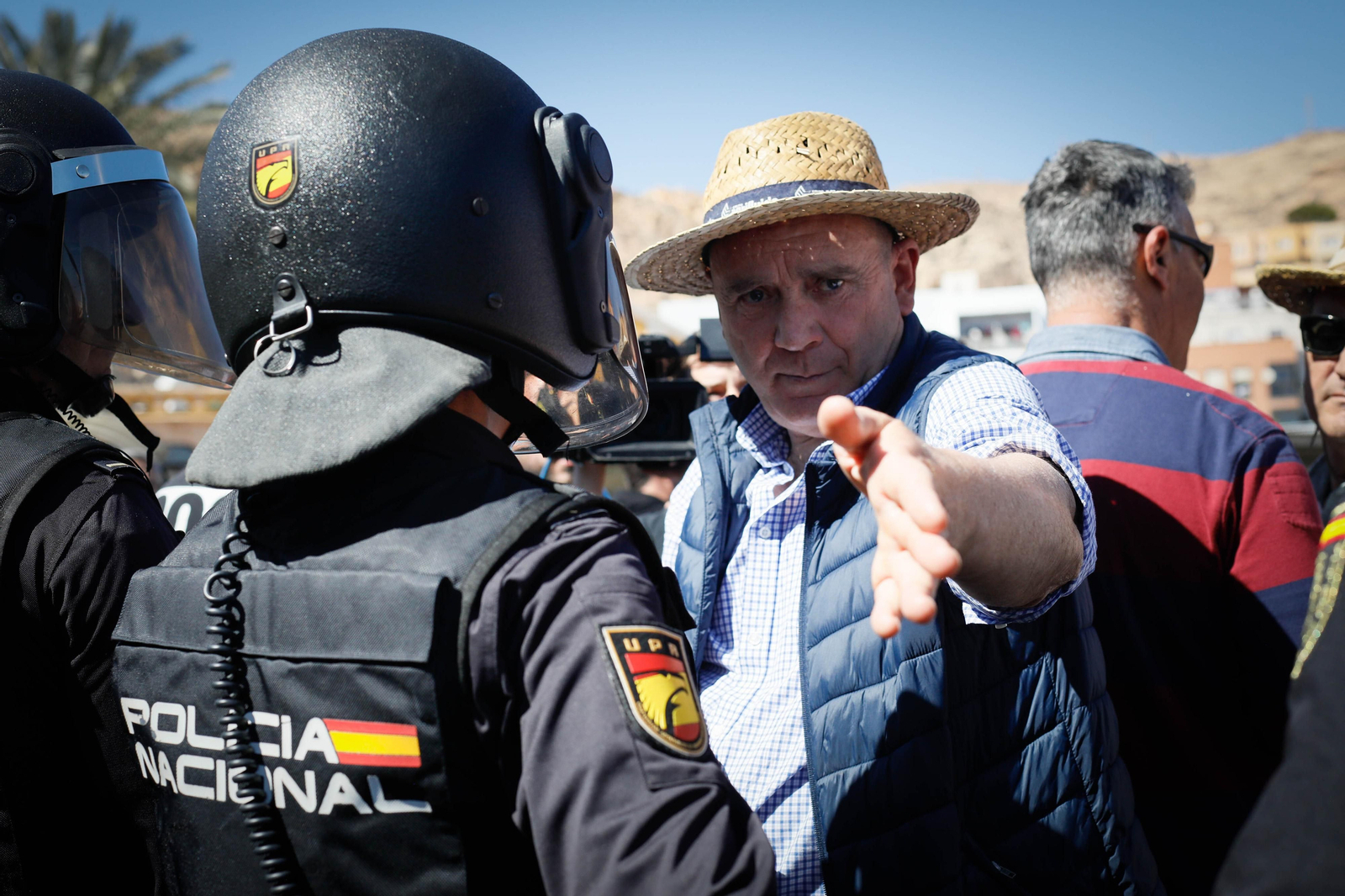 Los agricultores colapsan el puerto de Almería