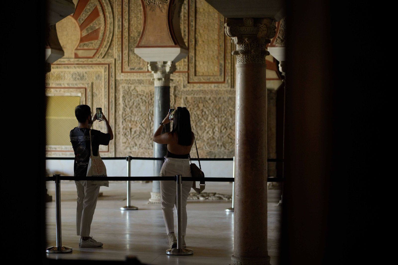 Turistas en el Salón Rico de Medina  Azahara.