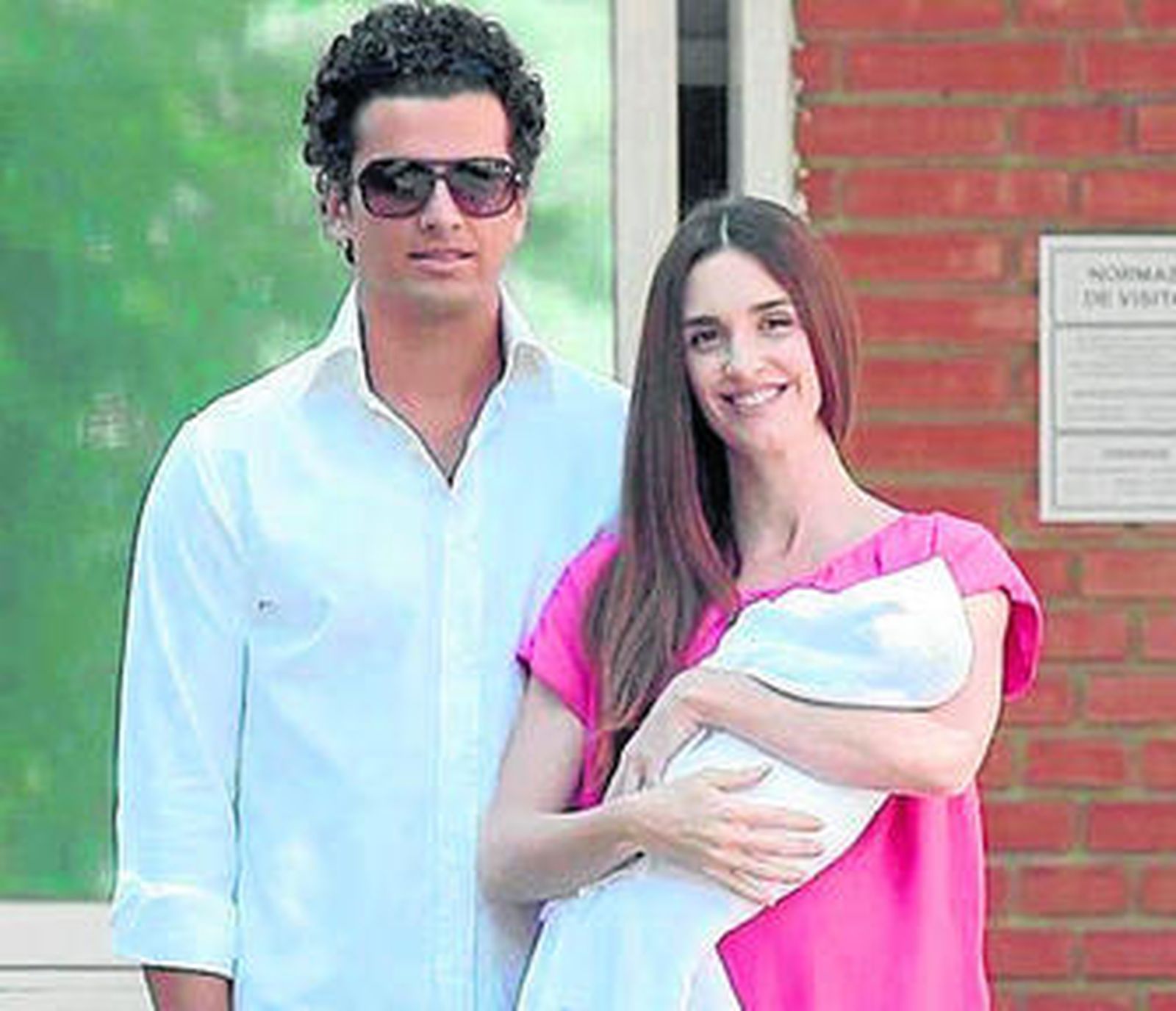 Los felices papás con Lenon a las puertas de la Clínica Ruber.