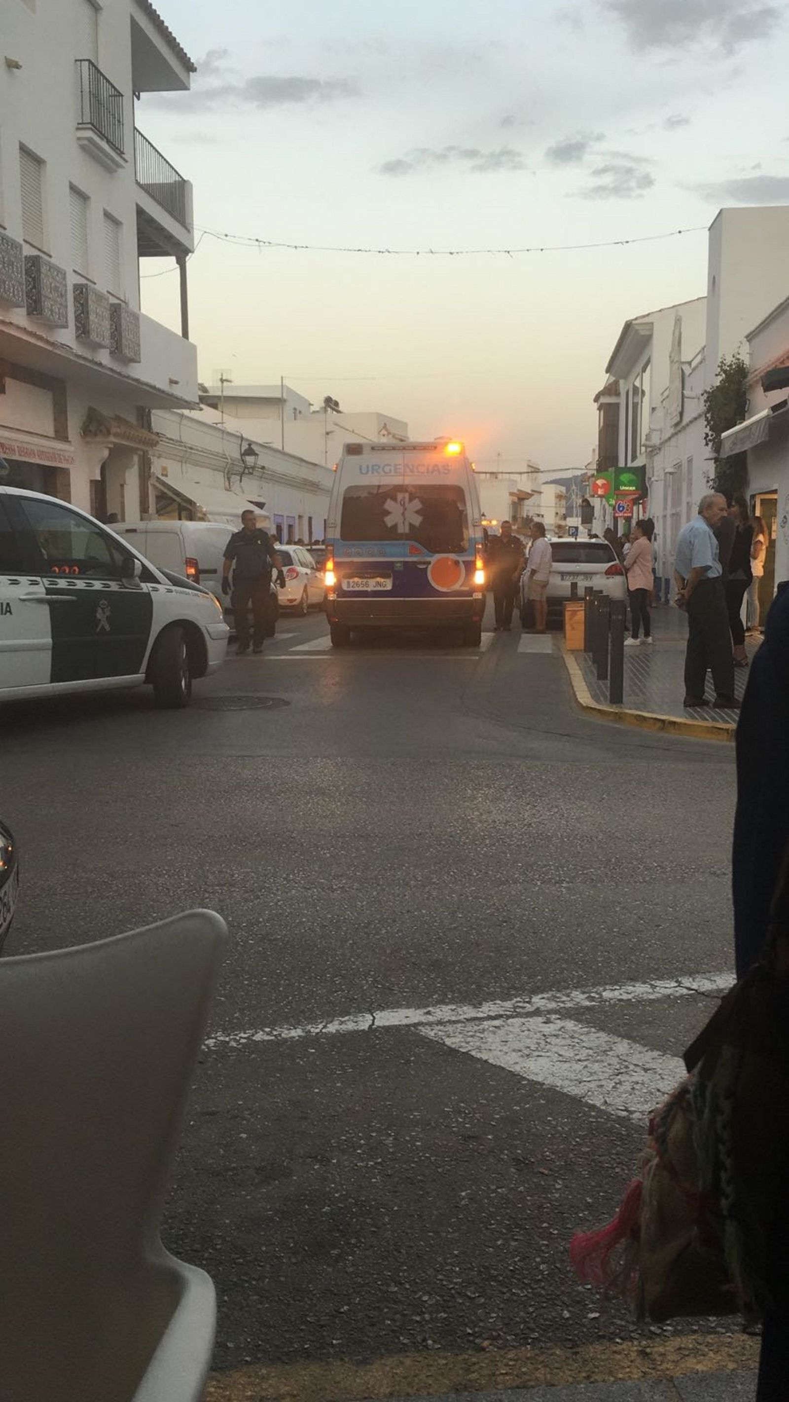 Los efectivos sanitarios y policiales se personaron en el lugar del suceso pocos minutos después de ser alertados.