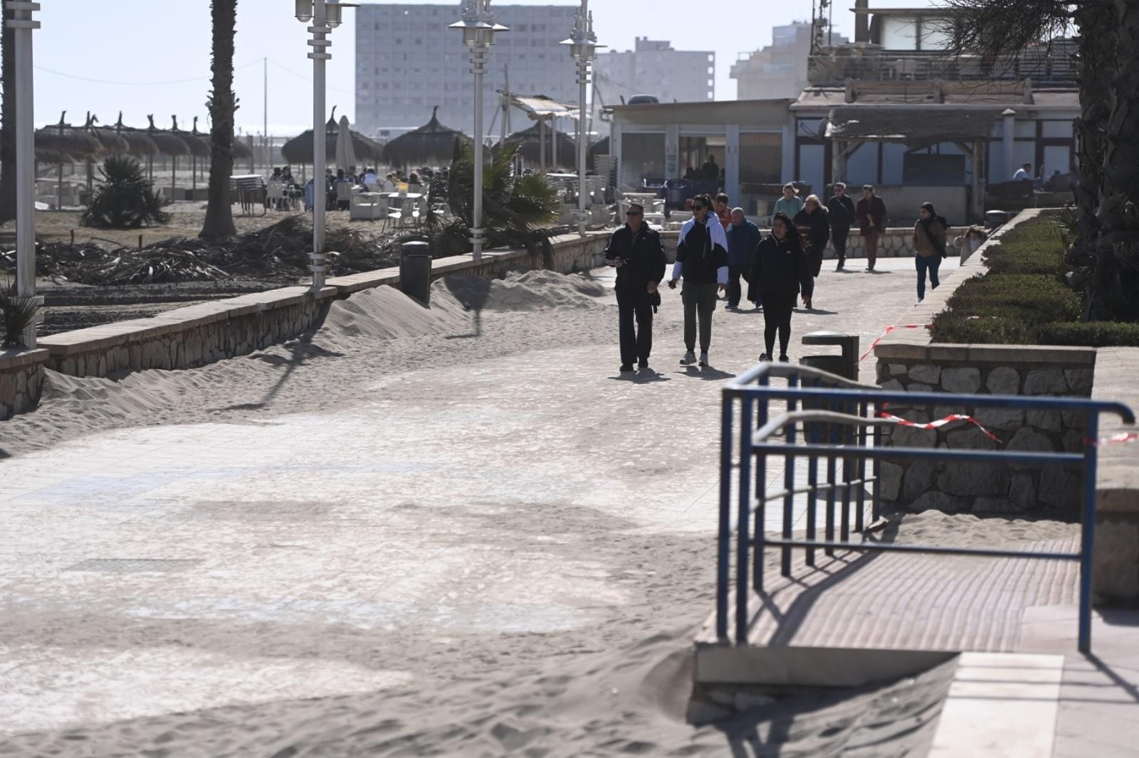 Arena acumulada en el paseo marítimo de Huelin.