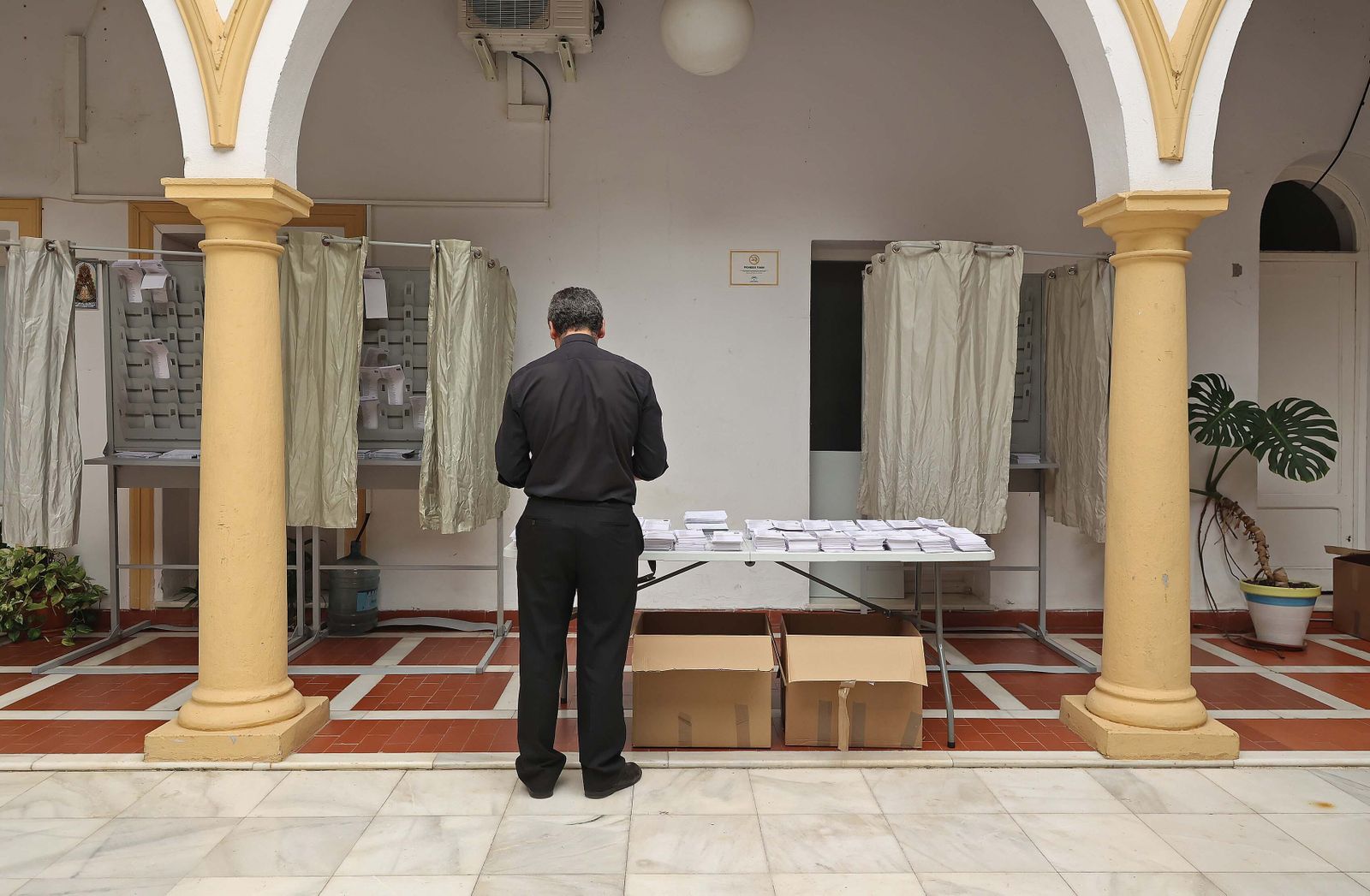 Imágenes de la jornada electoral para el Parlamento Europeo en Algeciras