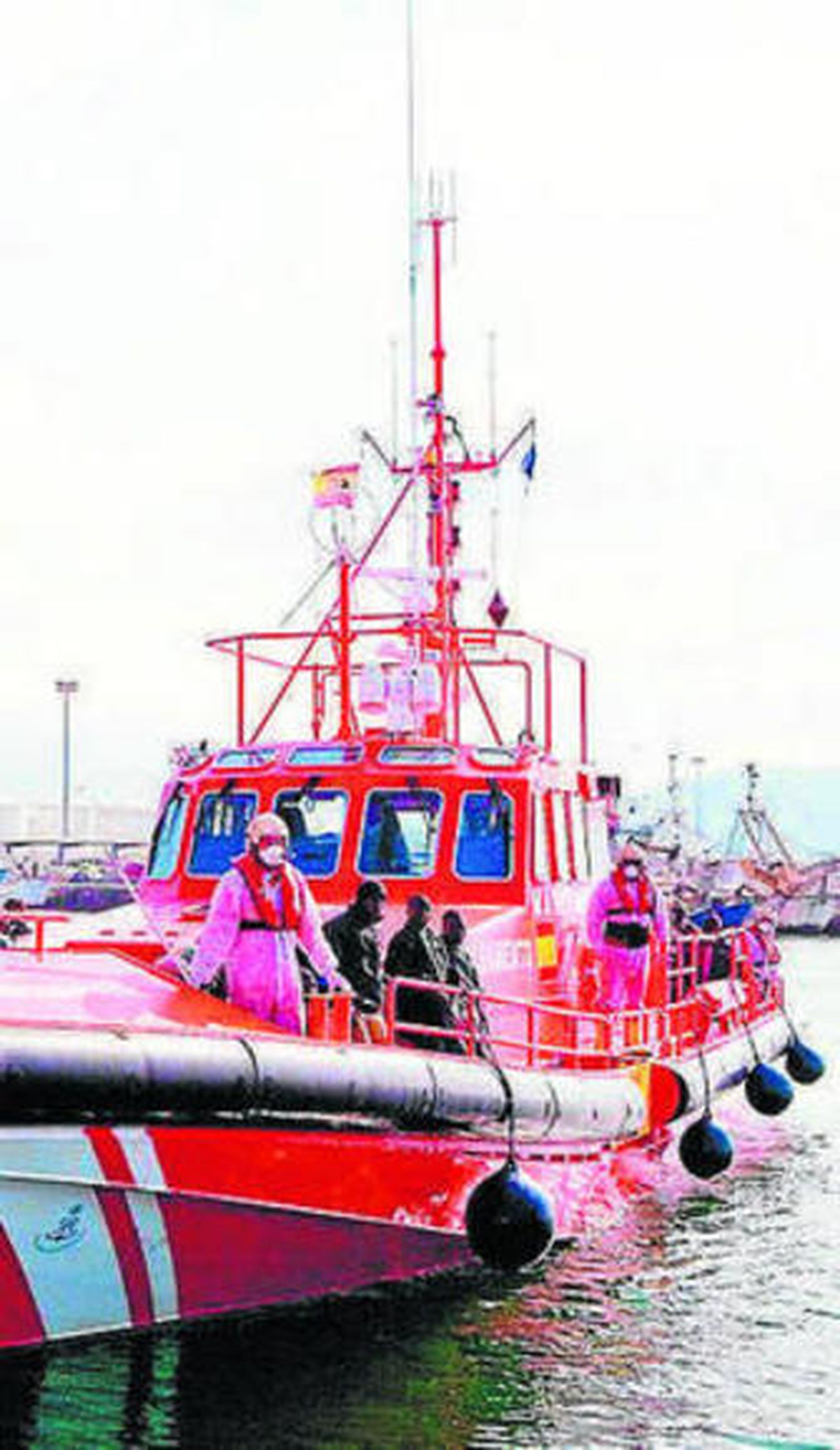 Salvamento localiza una patera con 24 inmigrantes en Castell de Ferro