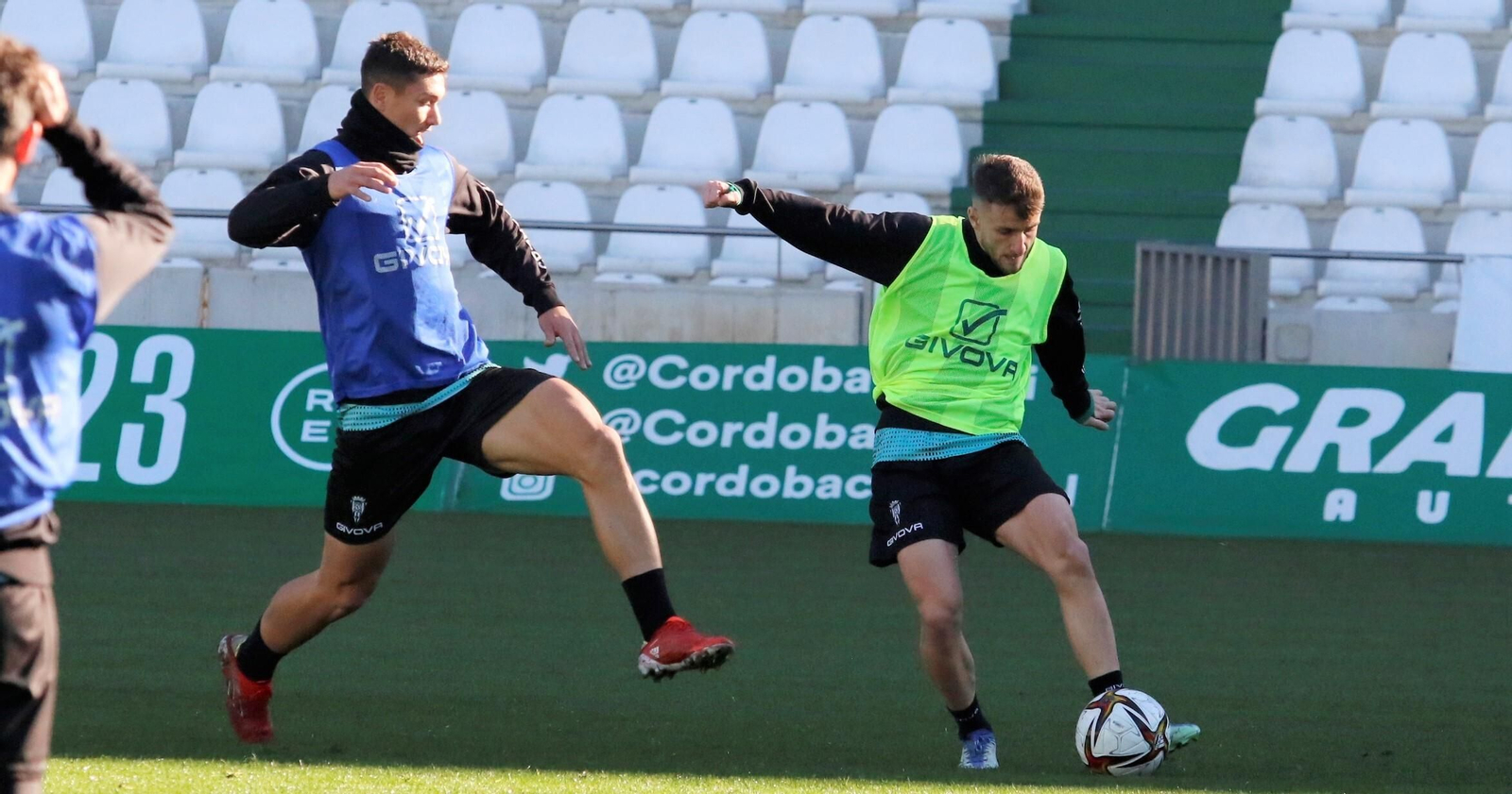 Ekaitz Jiménez golpea el balón en un entrenamiento del Córdoba CF.