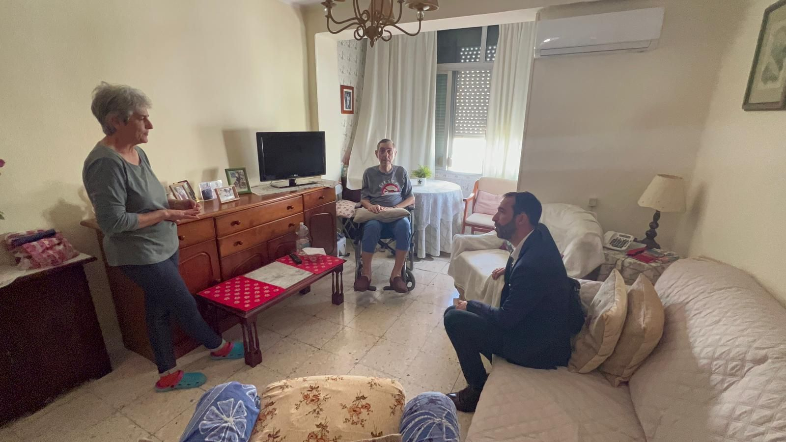 Casal (d), junto a Juan, enfermo de ELA, atrapado en su casa en Jerez, y su hermana.