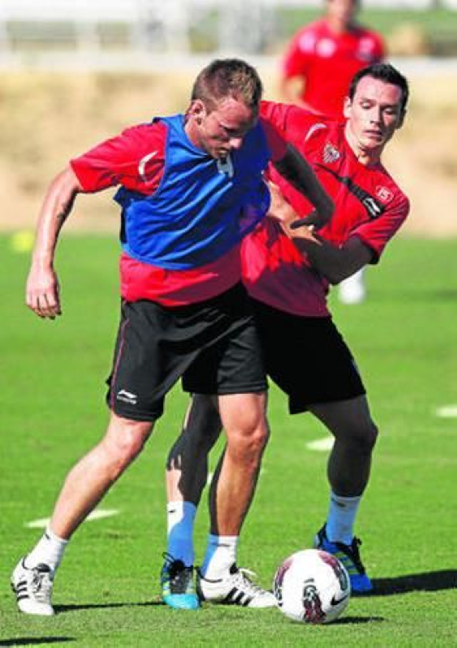 Rakitic, protegiendo el balón ante la presión de Trochowski en la sesión de entrenamiento de ayer.