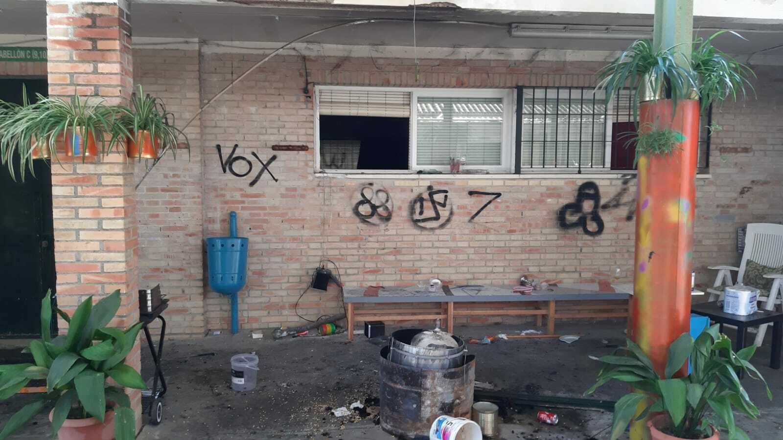 Una de las fachadas de la sede de Yemú Yembá tras sufrir las pintadas.