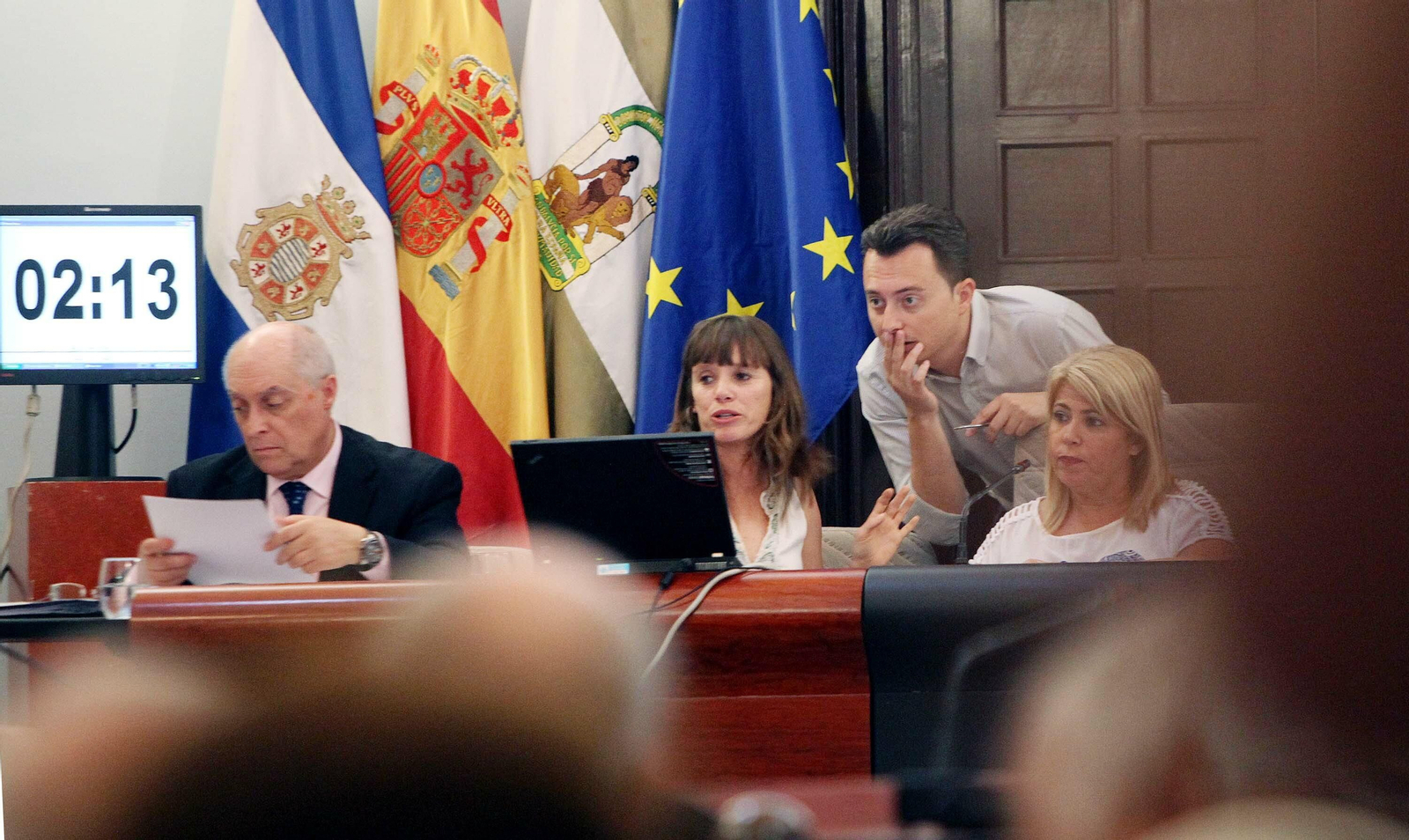 La delegada de Economía, Laura Álvarez, y su predecesor, Santiago Galván, junto a la alcaldesa en un pleno.