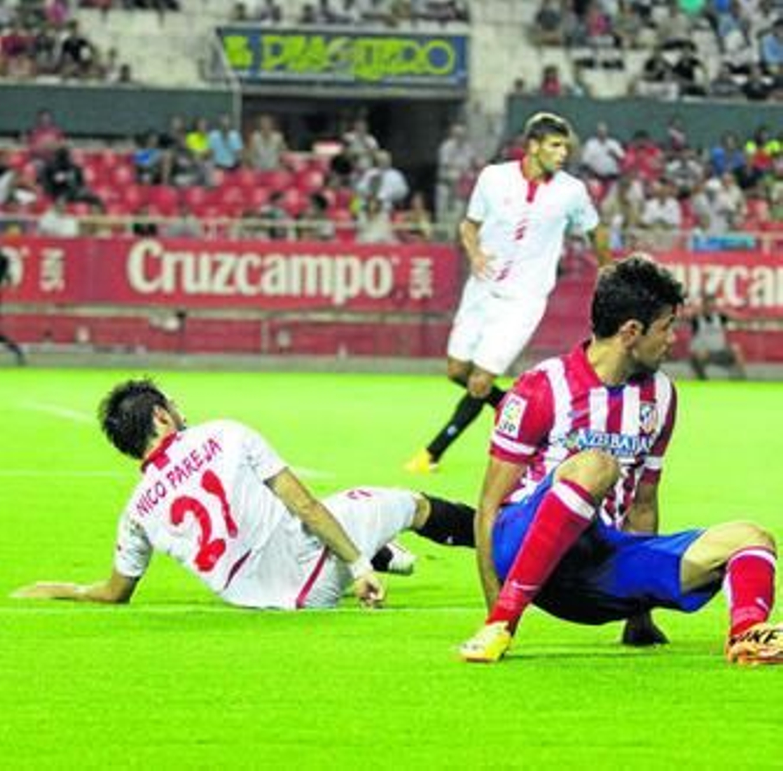 Pareja, en el momento de lesionarse tras un forcejeo con Diego Costa.
