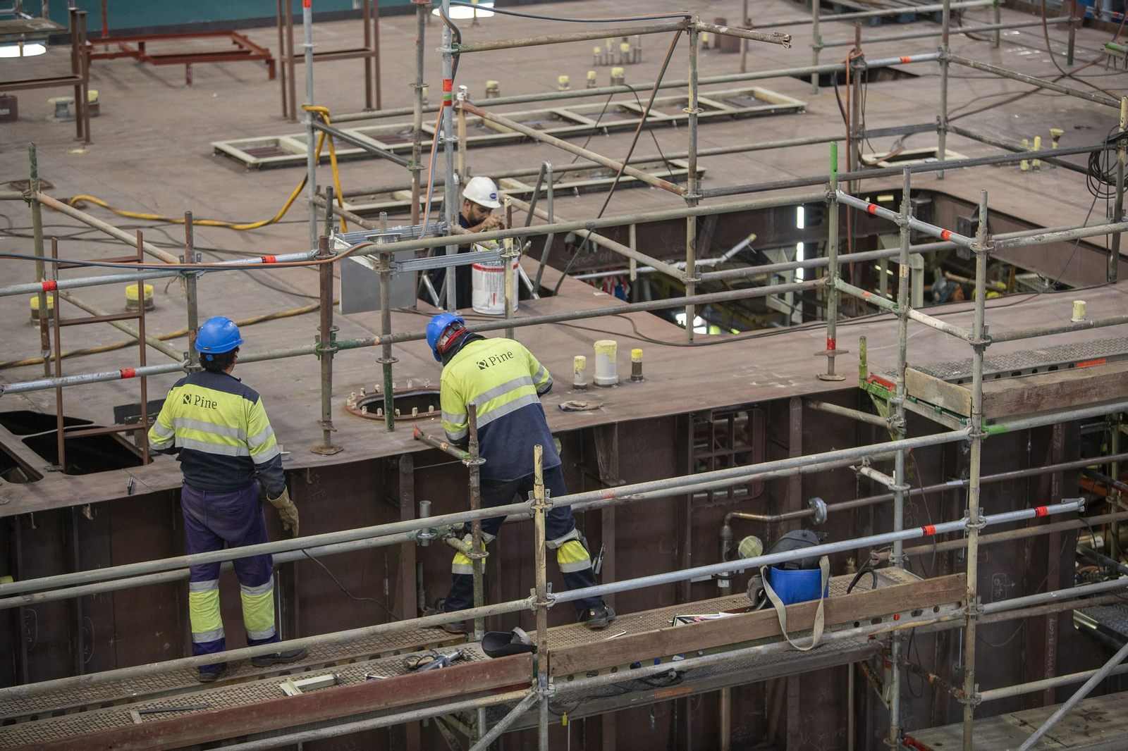 Operarios trabajando en uno de los bloques de las corbetas de Arabia.