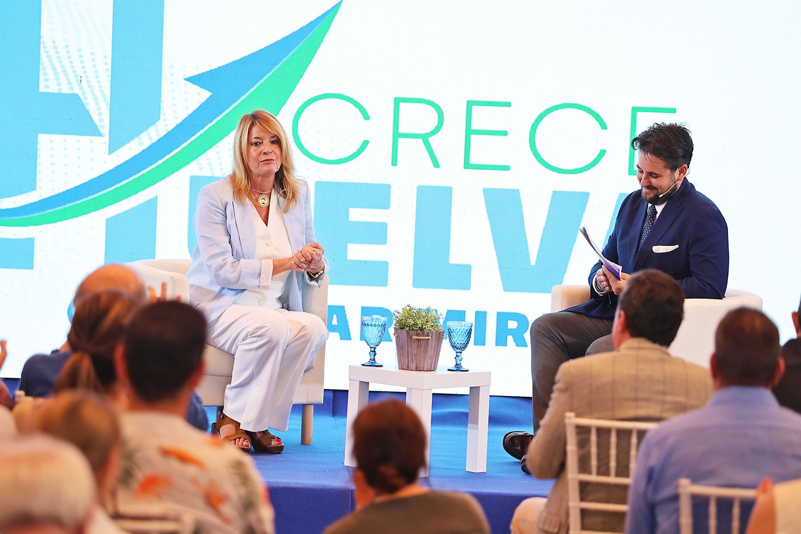 Imágenes de la celebración del primer aniversario del Gobierno Local de Pilar Miranda en el consistorio onubense.