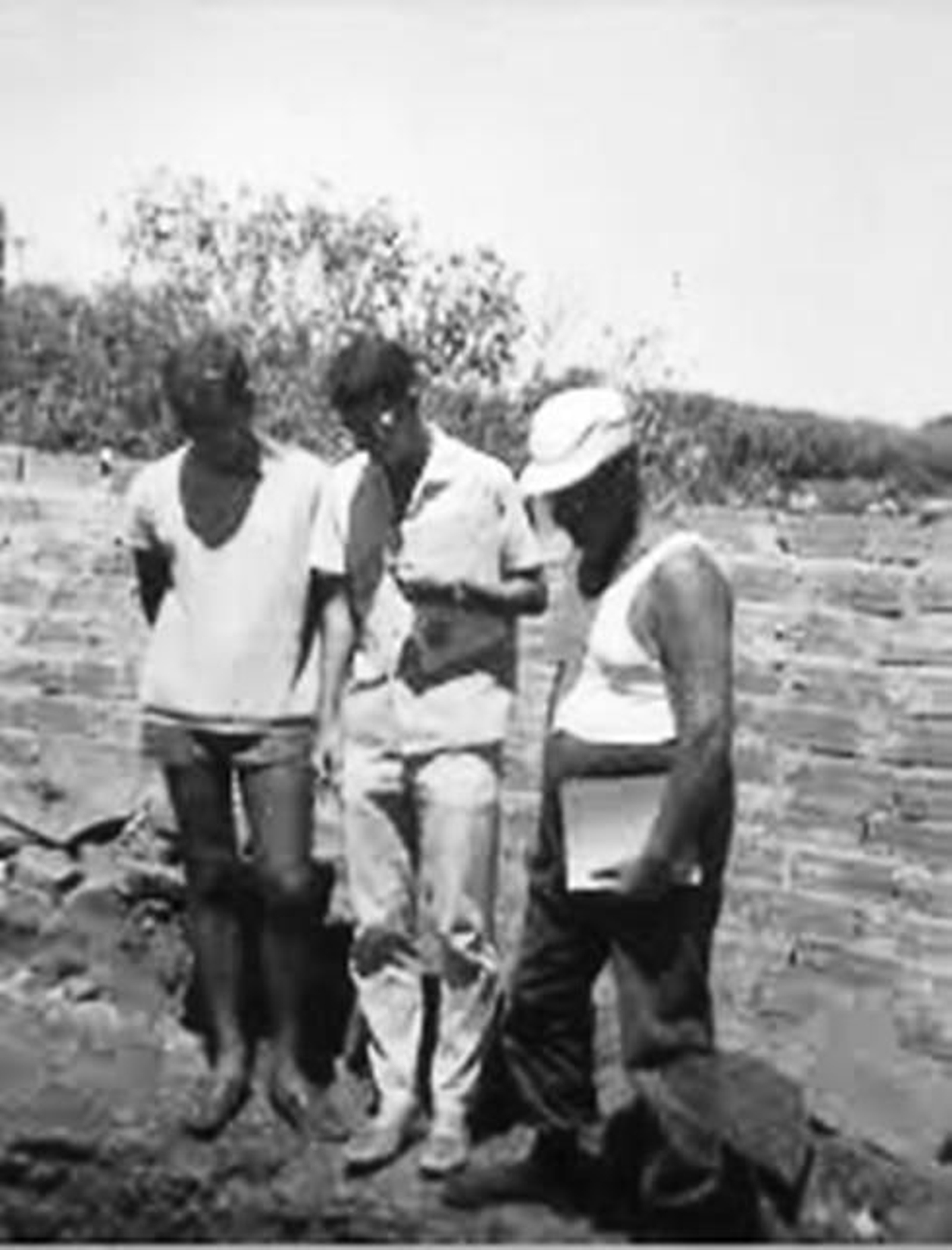 De izquierda a derecha, el llorado y recientemente fallecido Juan Antonio Matas Serrano; a su lado Pedro Rodriguez Oliva, hoy catedrático emérito de arqueología en la Universidad de Málaga y a la derecha, el también algecireño Manuel Sotomayor Muro, fallecido hace unos años y gran figura de la arqueología. 