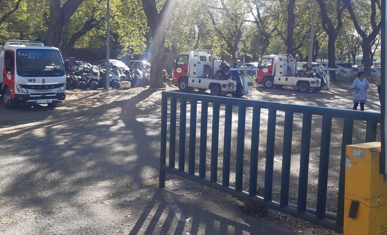 Grúas aparcadas en el depósito del Parque de los Príncipes.