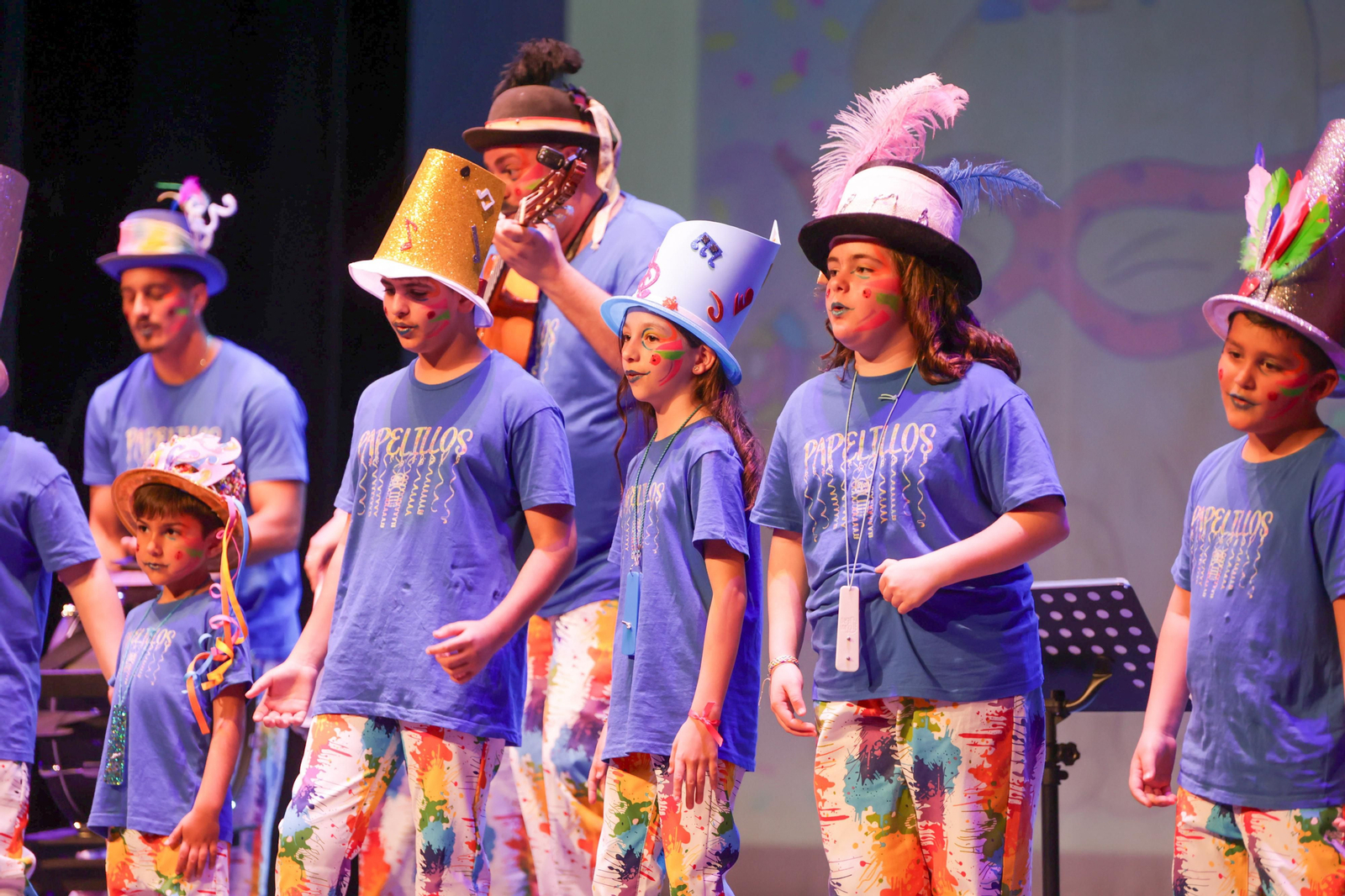 Imágenes de la actuación de la comparsa infantil de Huelva "La alegría de vivir" en el Carnaval Colombino