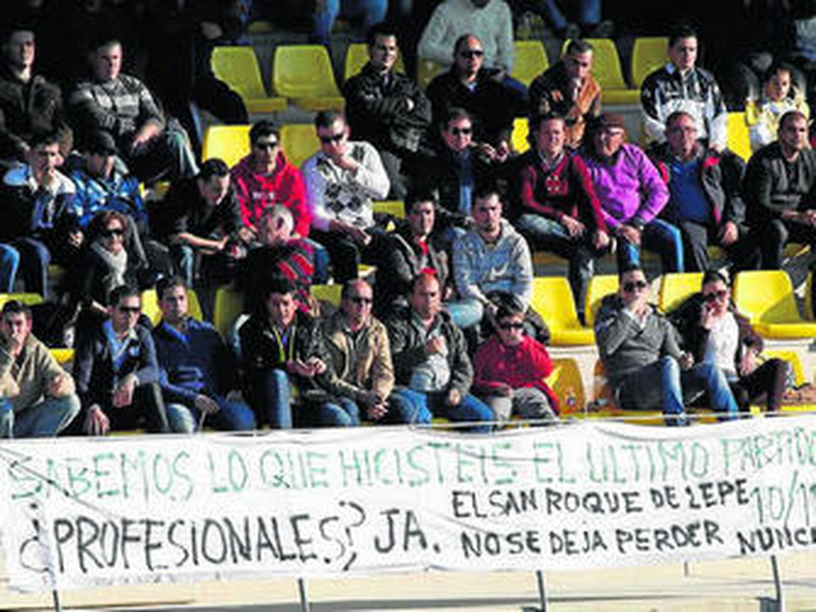 Pancarta con la que la afición lepera arremete contra sus exjugadores.