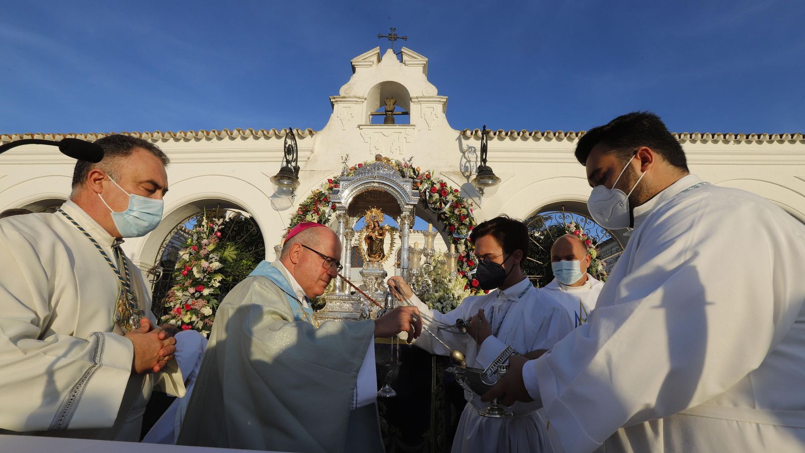 El obispo Santiago Gómez presidió la función del 8 de septiembre de 2021, implorando el fin de la pandemia, y la bendición al pueblo de Huelva. de HUelva implorando el fin