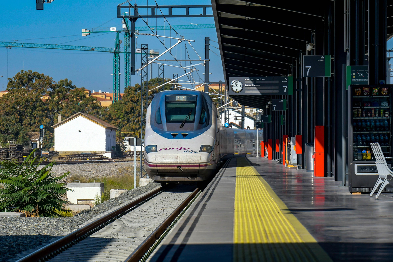 Un tren AVE procedente de Madrid llega a Granada
