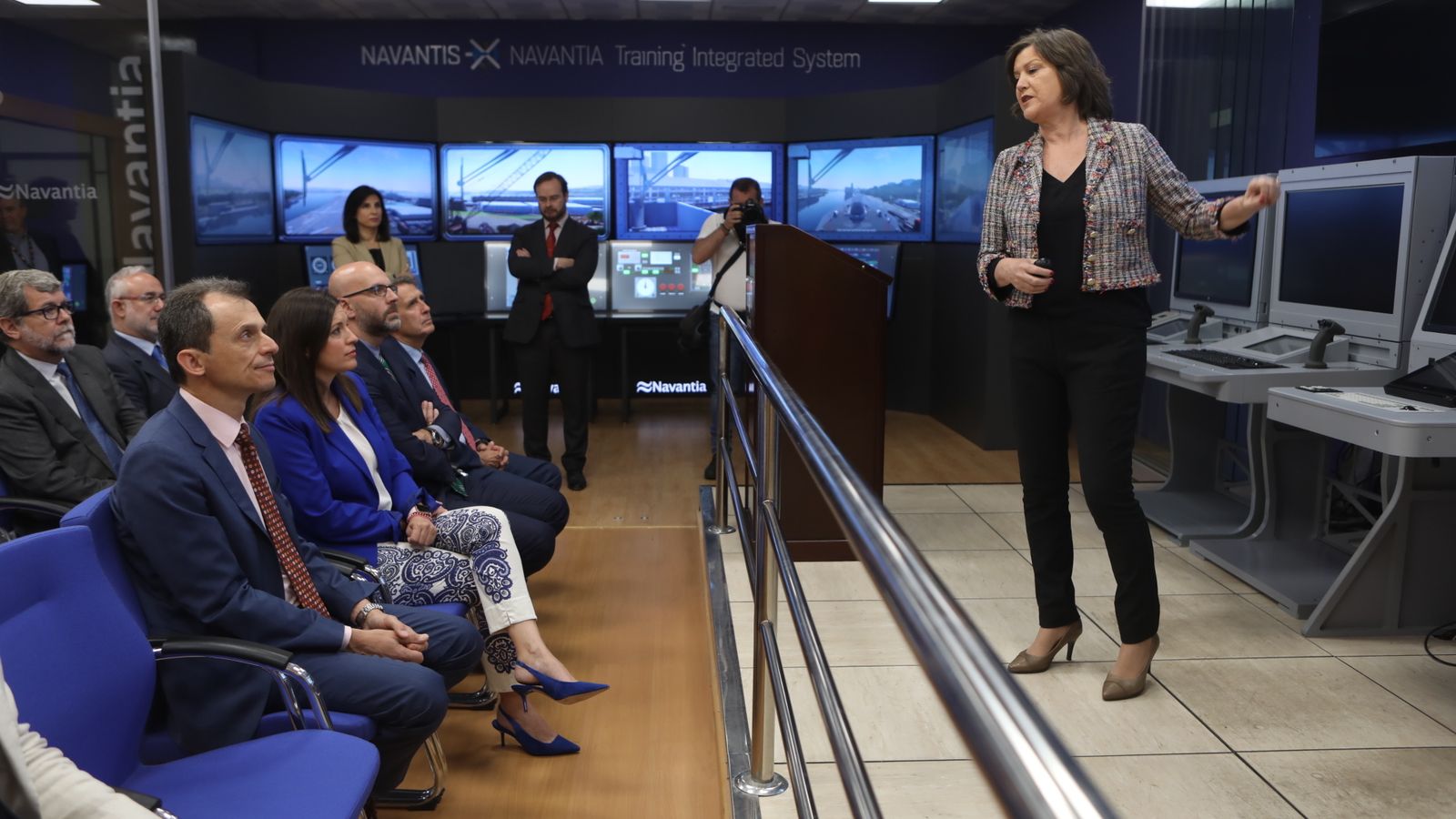 El ministro escucha las explicaciones de Susana Sarriá.