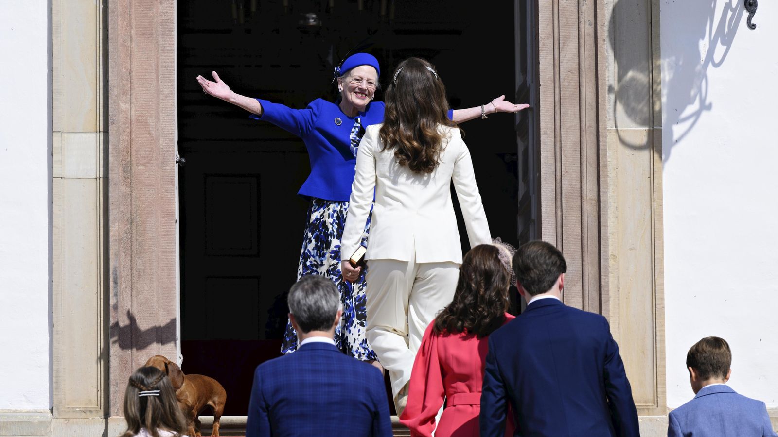 La reina Margarita recibe a su nieta, la princesa Isabel, con los brazos abiertos.
