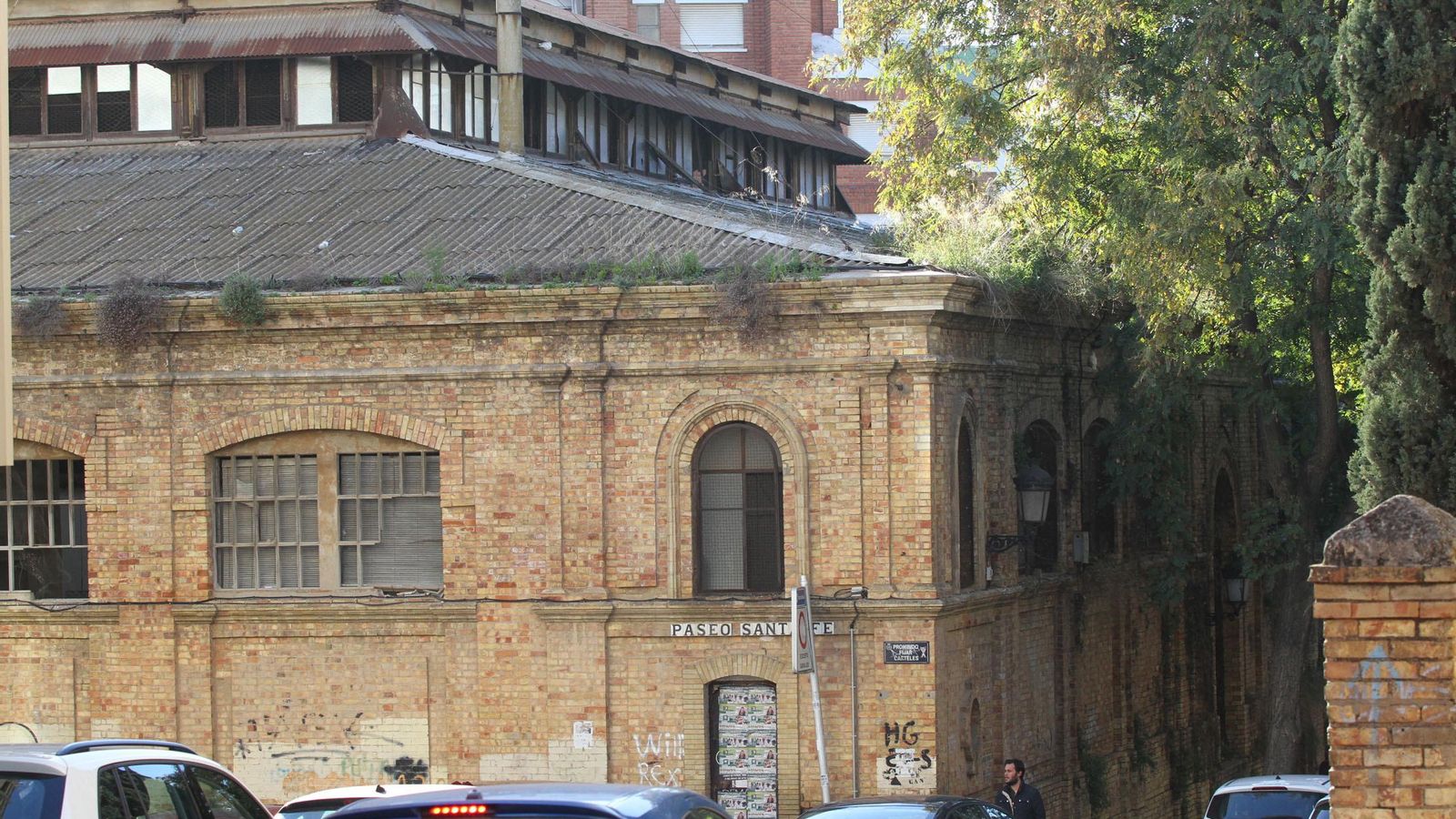 Vista parcial del edificio, con dos de los niveles de su cubierta, en la esquina del paseo con Daoiz.