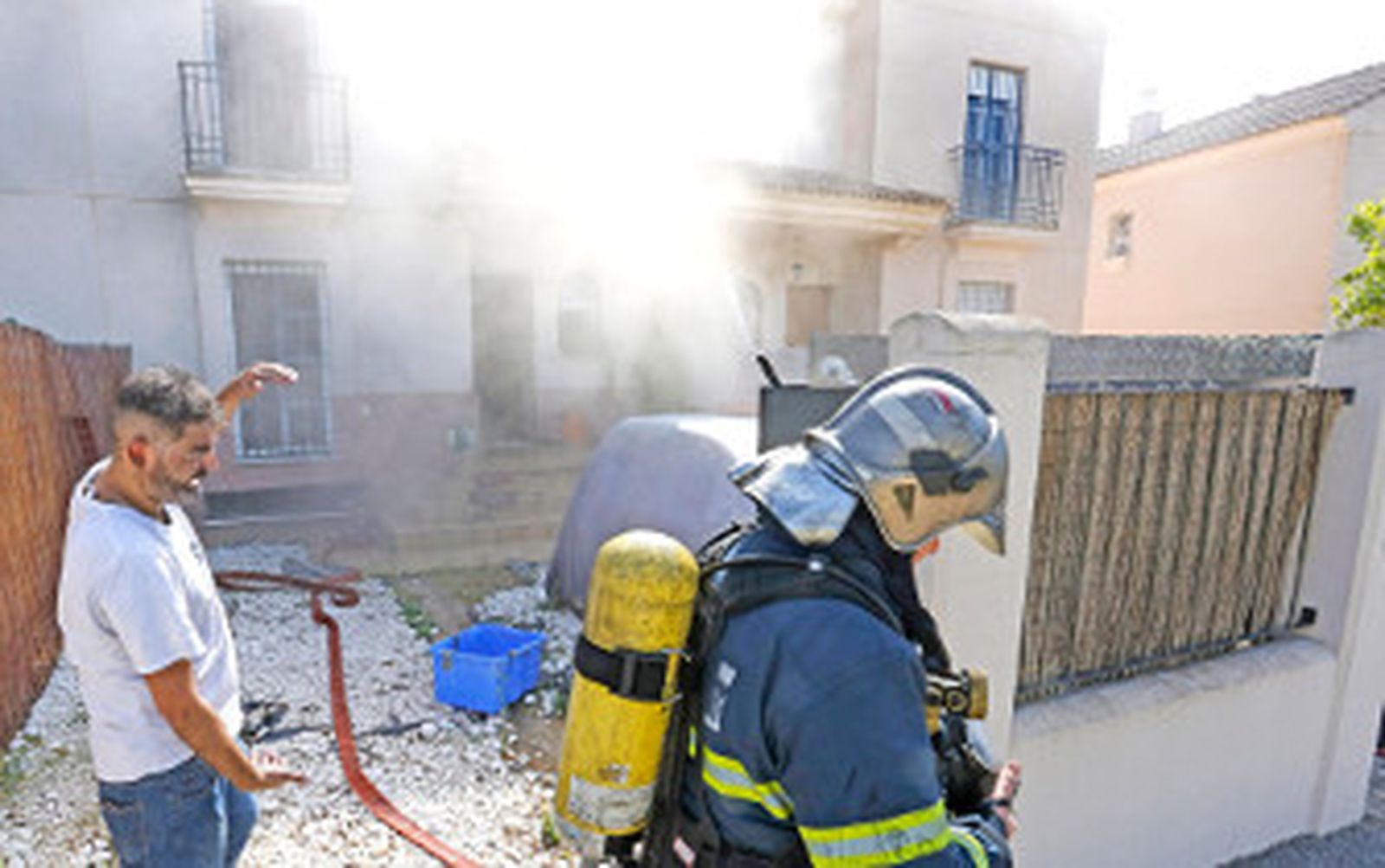 Una sierra eléctrica incendia el sótano de una unifamiliar en Torrox
