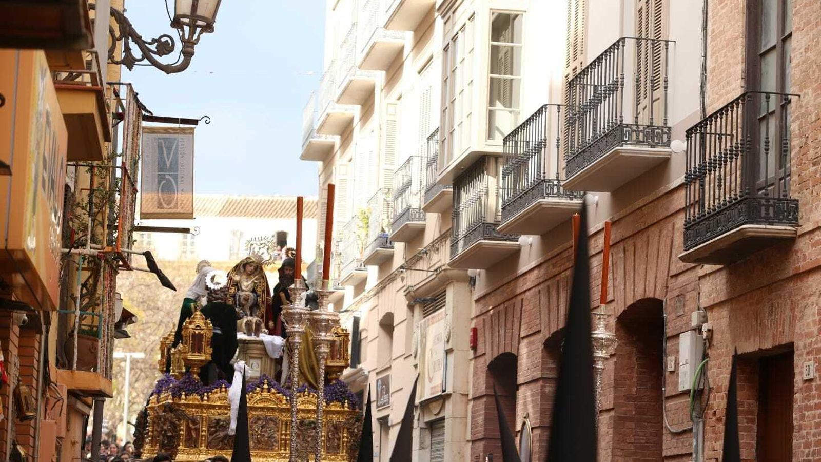 El trono del Yacente accede a calle Granada. El trono del Yacente accede a calle Granada.