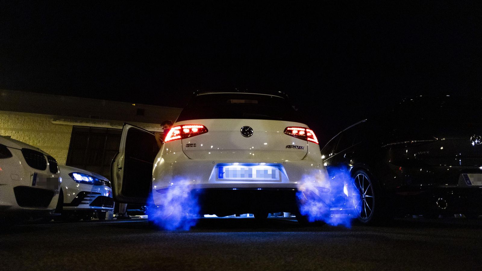 Llamaradas que salen del tubo de escape de un vehículo tuneado en la calle Alcalá de los Gazules.