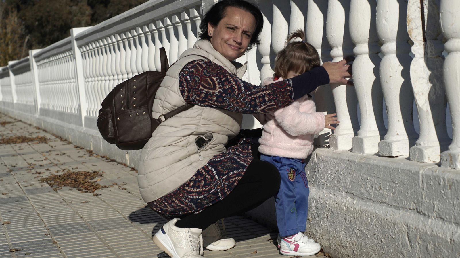 La demandante junto a su pequeña de año y medio.