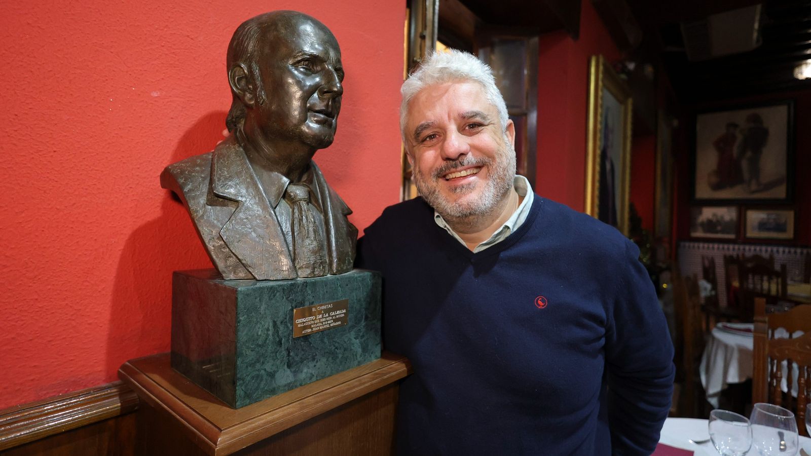 Ángel Sánchez Rosso, junto al busto de Chiquito de la Calzada en El Chinitas.