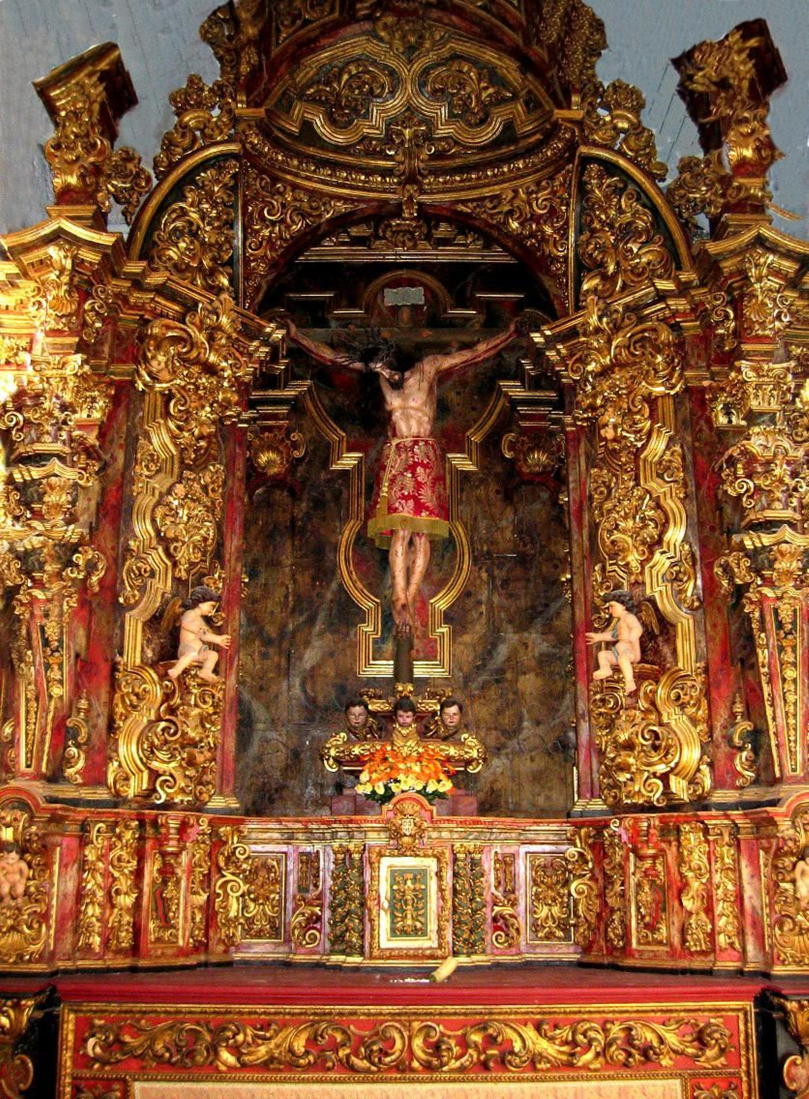 Retablo barroco de la capilla del Santo Cristo de la Almoraima. Primera mitad del siglo XVIII.