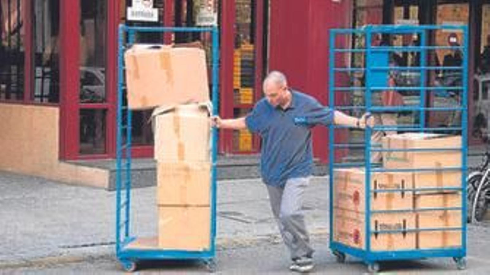 Un operario traslada cajas por la mudanza de un juzgado del edificio Viapol, donde operaba la red.