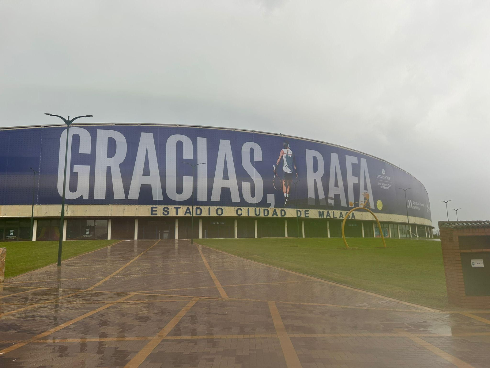 Los exteriores del Carpena tras las las primeras lluvias y aplazarse el inicio del tenis