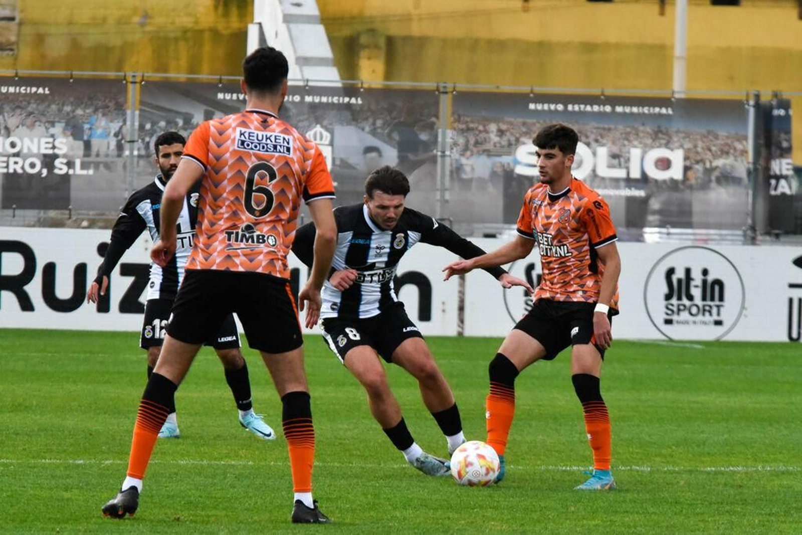 Bobby Duncan trata de avanzar con el balón