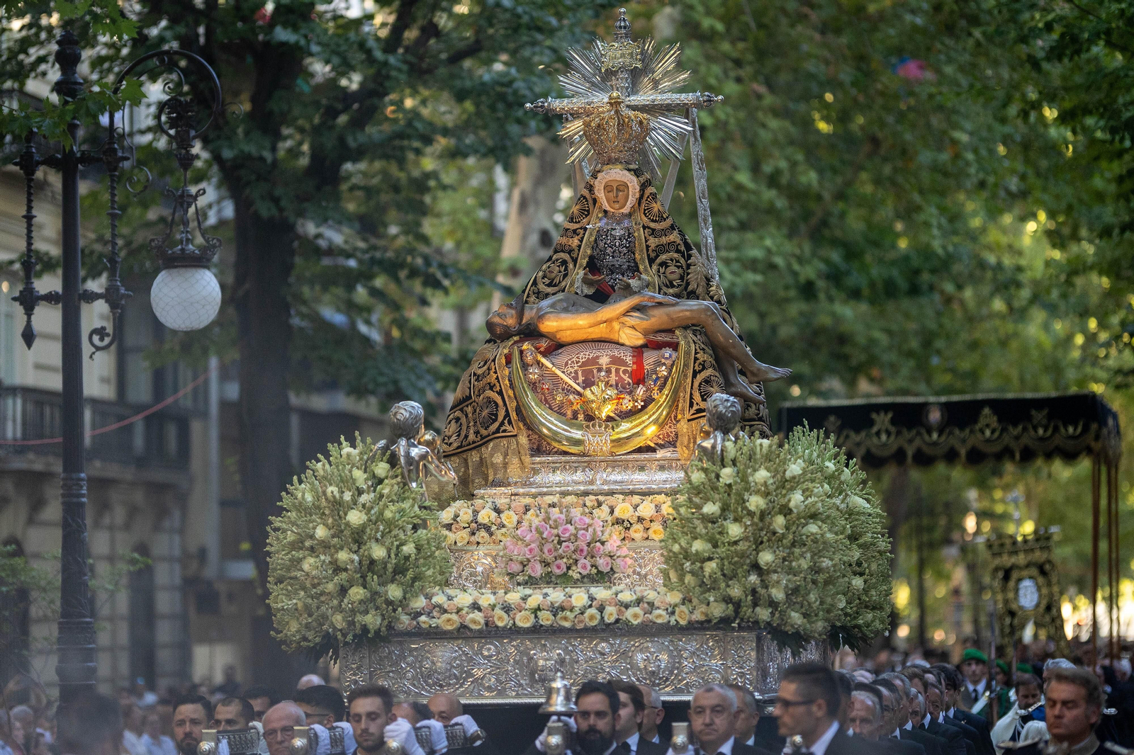 Fotos: así ha sido la procesión de la Virgen de las Angustias de Granada