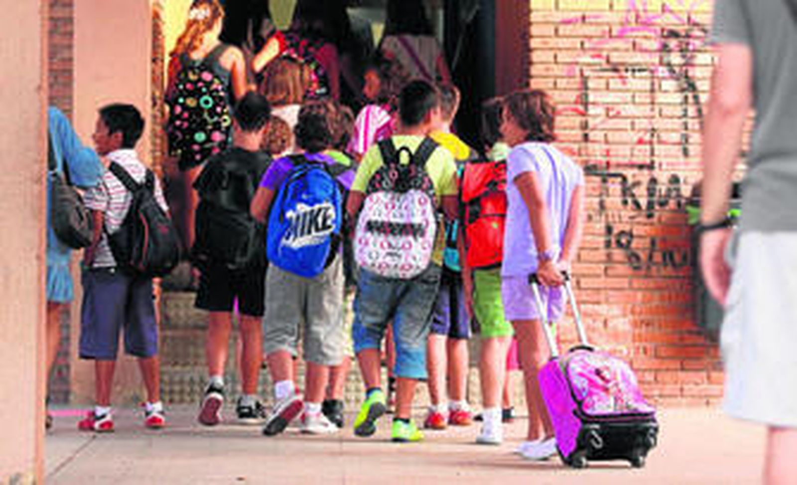 Primeros encuentros tras las vacaciones de verano, ayer, en el colegio de Primaria Pablo Ruiz Picasso.