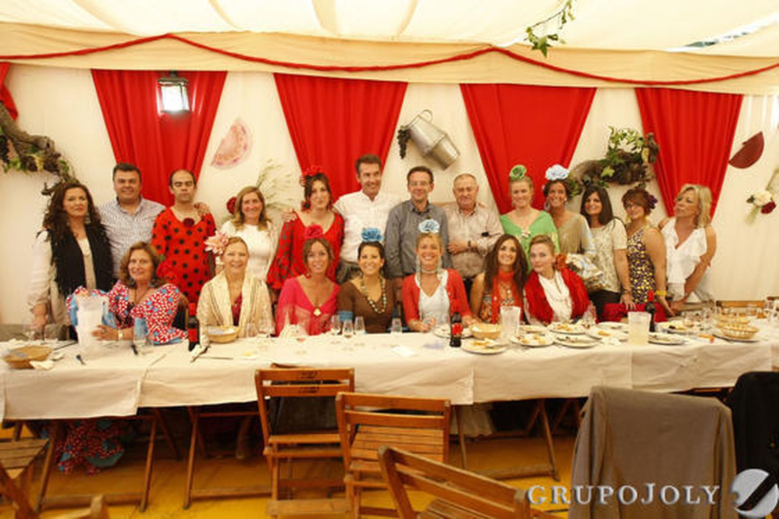Los profesores del centro educativo Marqués de Santa Cruz celebraron una comida de convivencia en la Feria. El encuentro se desarrolló en la caseta A compás. 

Foto: Andr?Mora /Fito Carreto