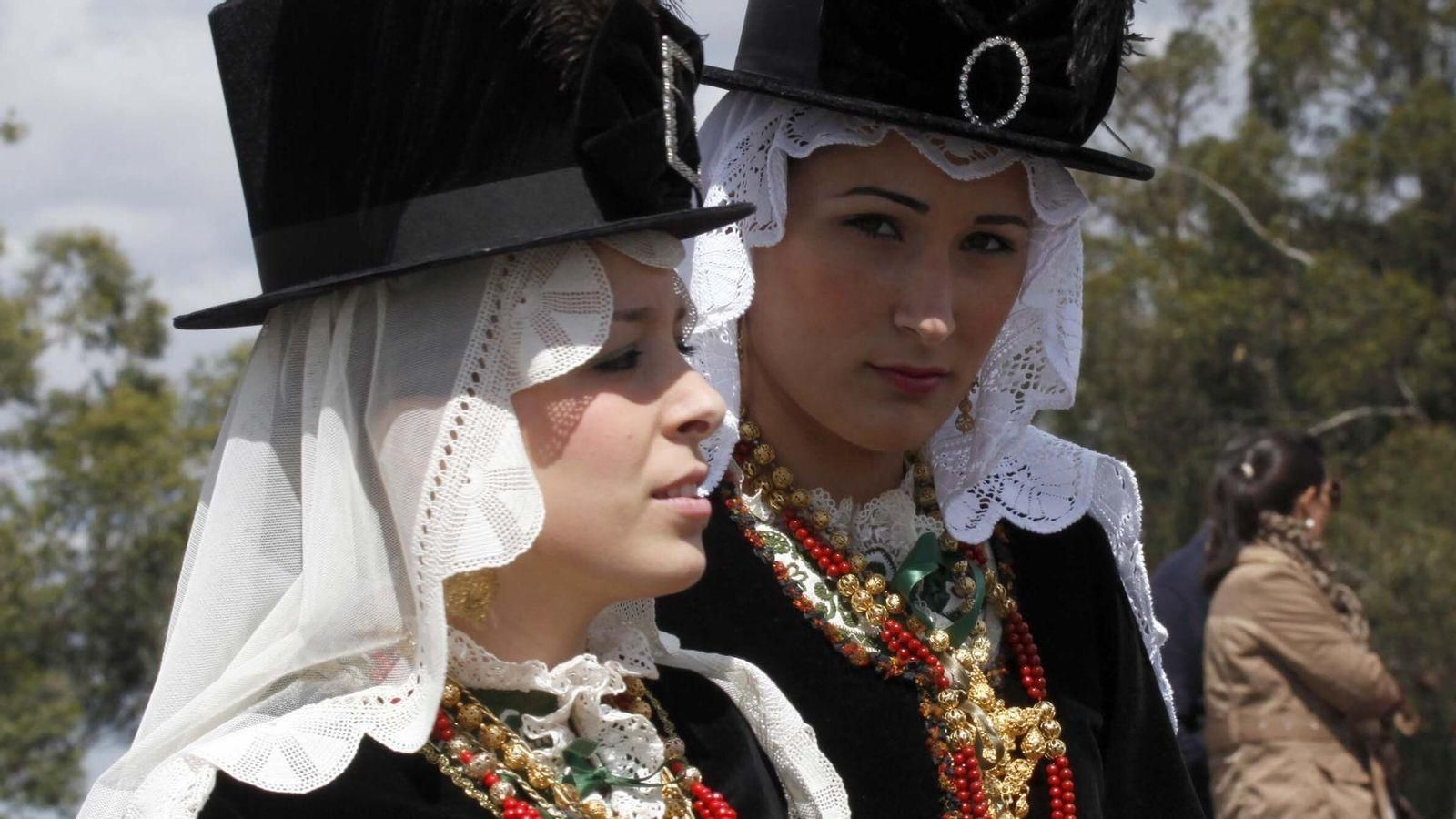 Dos jóvenes vestidas de gabacha.