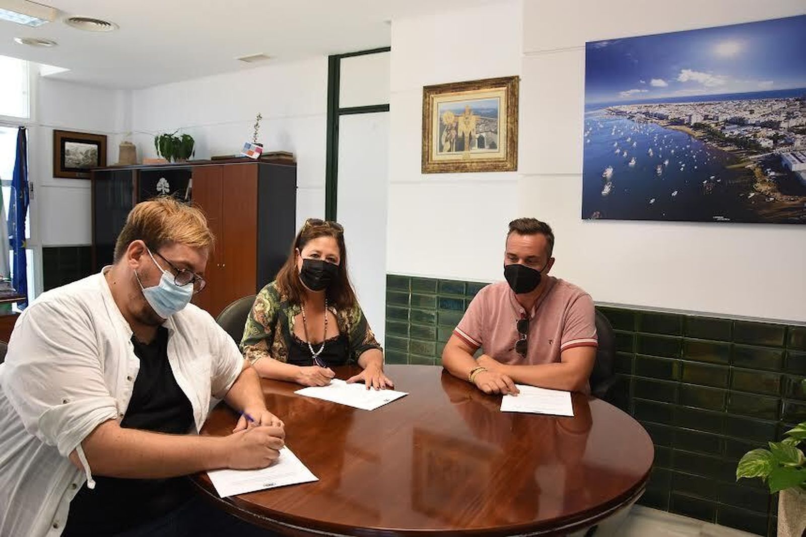 Firma del convenio entre el Ayuntamiento de Punta Umbría y la asociación Resurrección