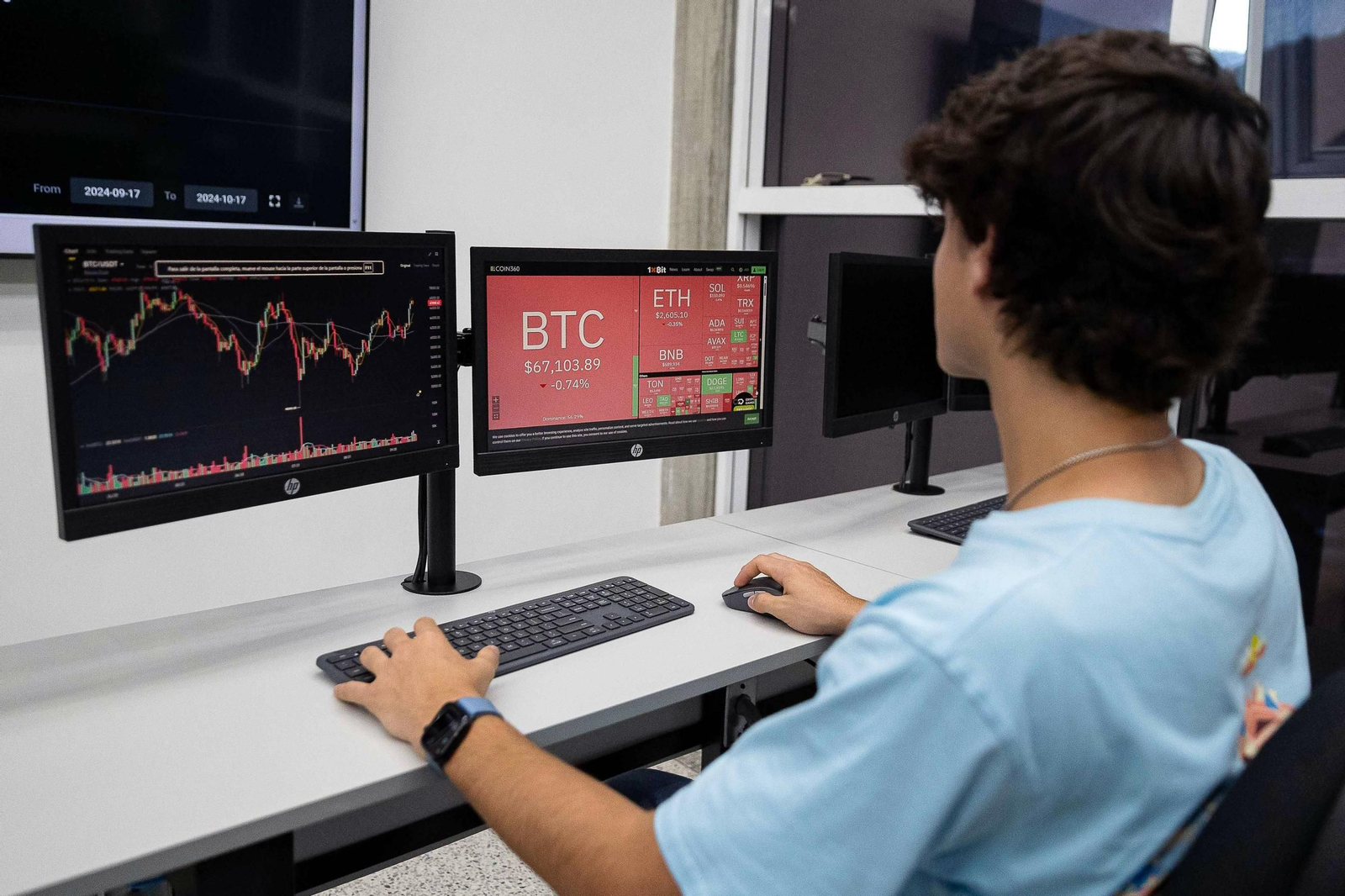 Un estudiante recibe formación sobre activos digitales en el aula.