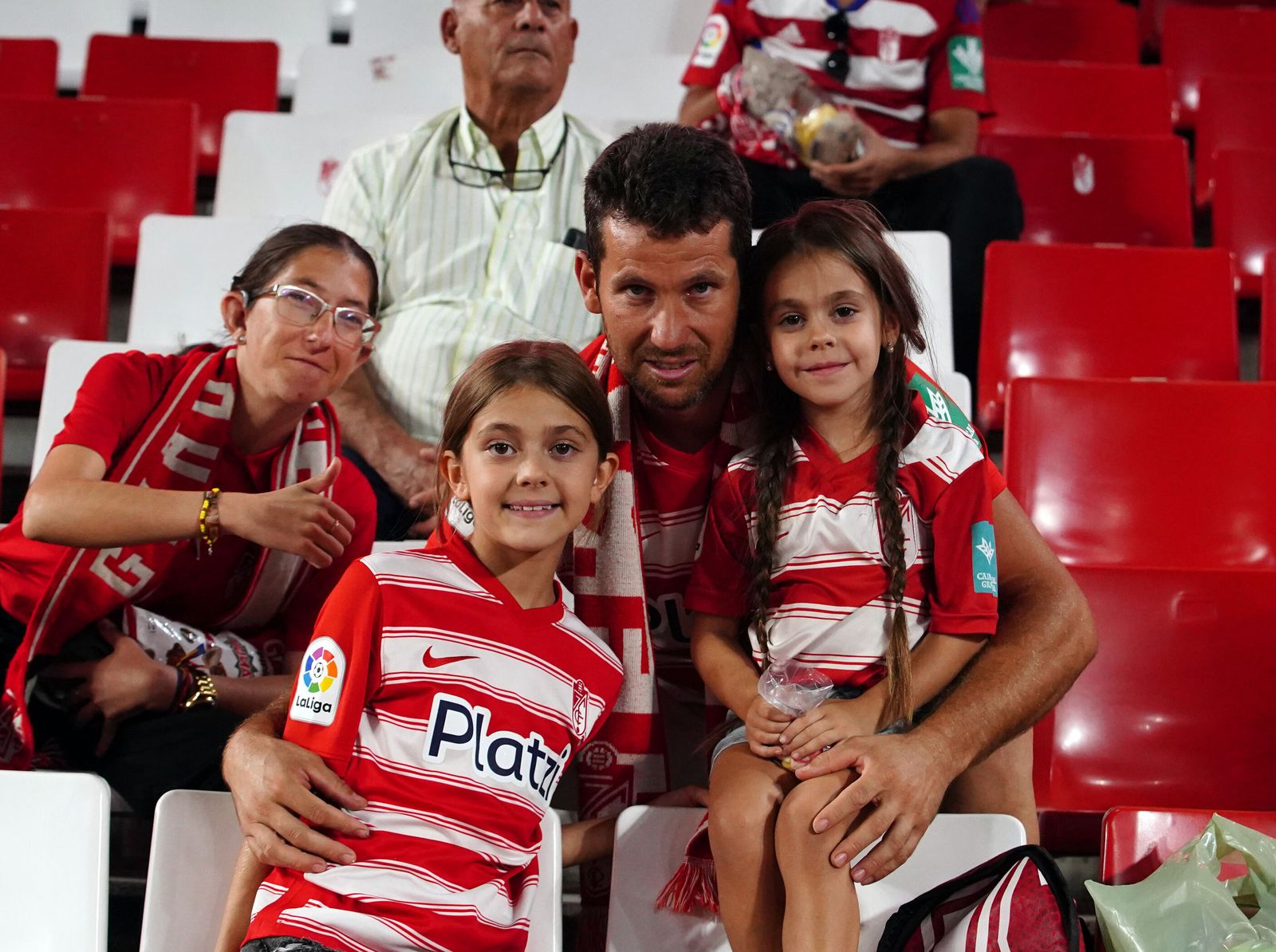 Encuéntrate en la grada en el Granada CF - FC Barcelona