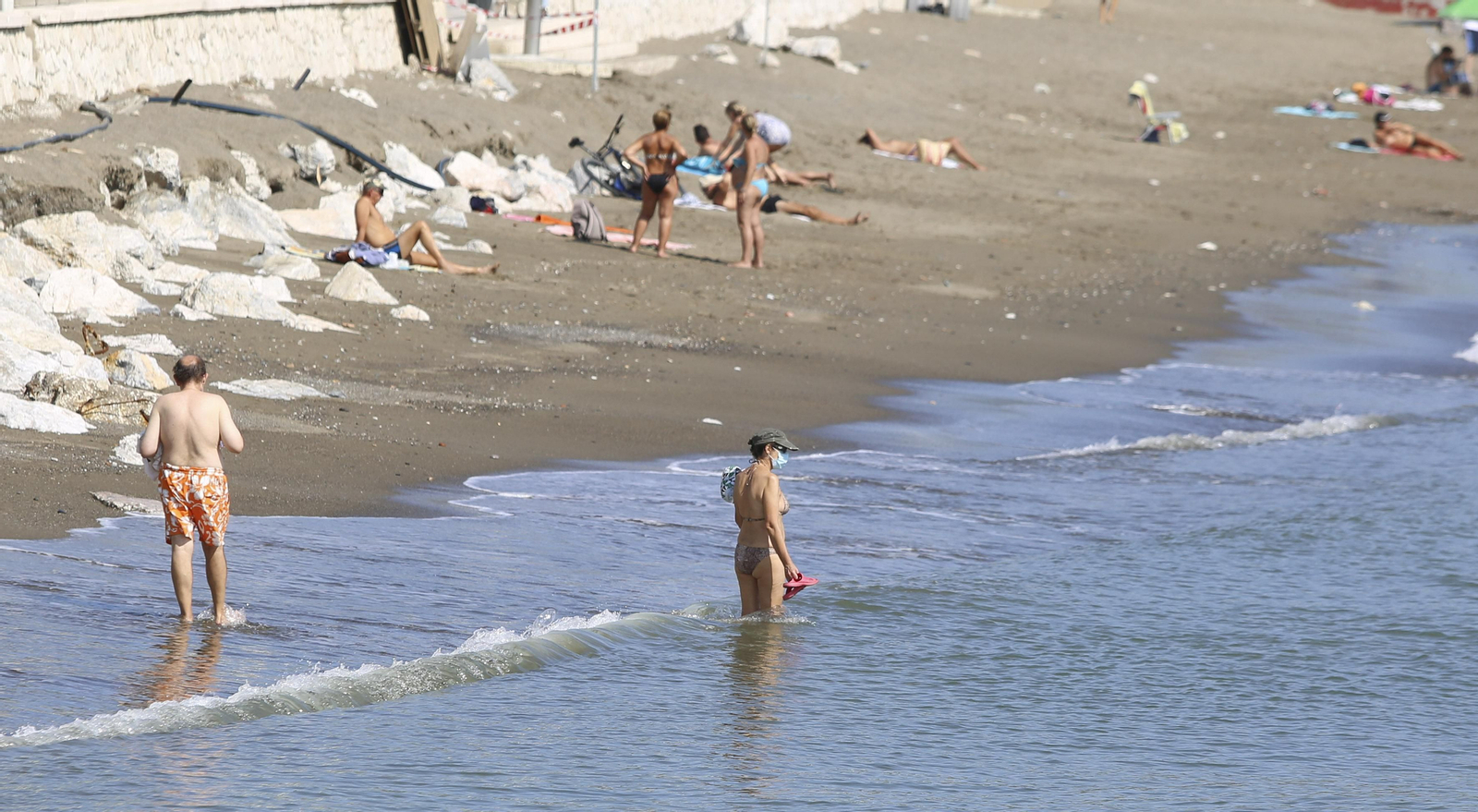Bañistas este jueves en una playa de la capital.